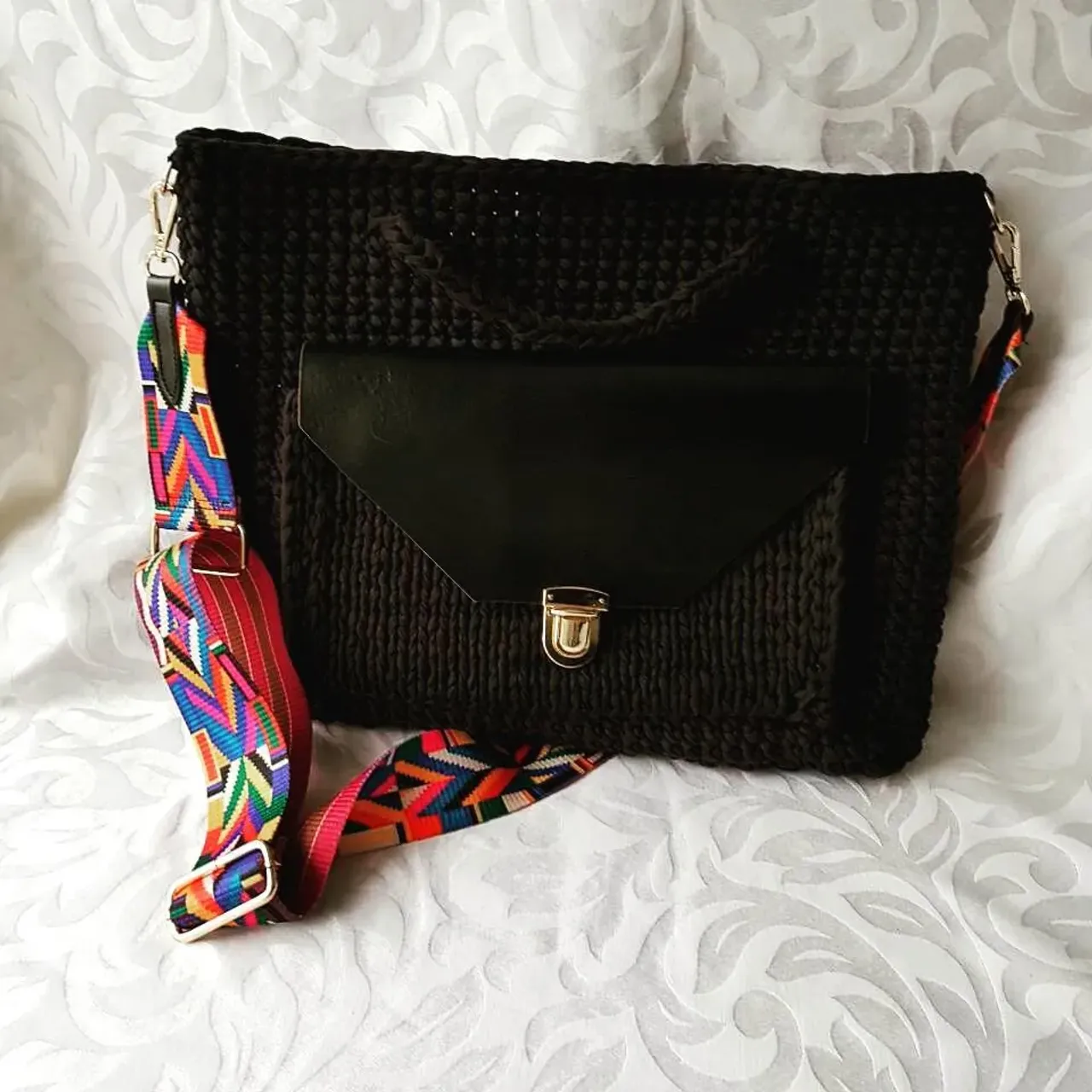 #Моясумочка  #сумкаизтрикотажнойпряжи #сумкадляноутбука #сумкавяжуназаказ  #hend_mede_gold #handmede_in_trend #proday_hendmad #handpicked_markets #home_mastera #вяжутверь  #вяжукрючком #tatianashostak #hendmade #ручнаяработа  Сумка для ноутбука связана крючком из трикотажной пряжи, внешний карман с клапаном из толстой кожи. Закрывается на портфельный замок. Вяжу на заказ в любом цвете. Модели по запросу.