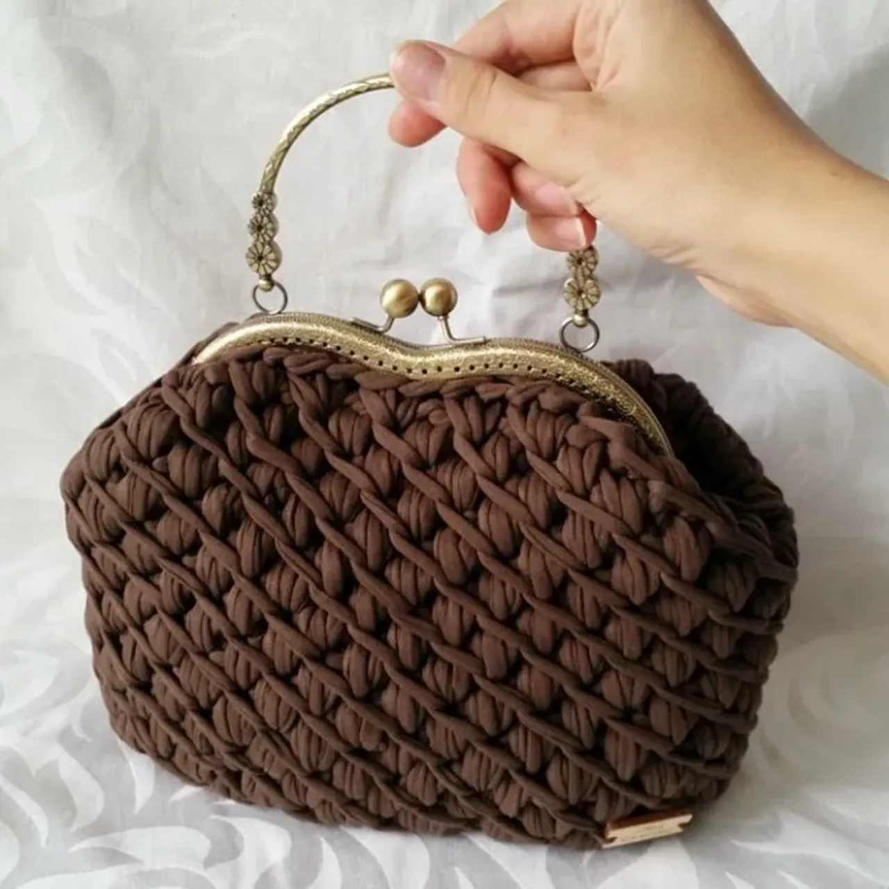 Моясумочка #сумкаизтрикотажнойпряжи  #сумкавяжуназаказ  #трикотажнаяпряжа  #креативнаясумочка #подарок #креативнаясумочка #креатив #вязание #сумкатеатральная  #трикотажнаясумка #эксклюзивныйподарок#сумка #саквояж #сумкасфермуаром #вяжутнетолькобабушки  #вязание #торжок  #тверь #москва #tatianashostak #моднаясумочка #вяжукрючком #сумкимосква #сумкакрючком #hend_mede_gold #tatianashostak #best_handmade_world #home_mastera #proday_handmad #hm_rukodelie  #hadmade  Сумочка связана с трикотажной пряжи. Хорошо держит форму. В внутри подкладка. Закрывается металлической застежкой " поцелуйчик".Маленькая, но вместителтная. Ждёт свою хозяйку. Продано! Свяжу для Вас в любом цвете, в очень короткие сроки.