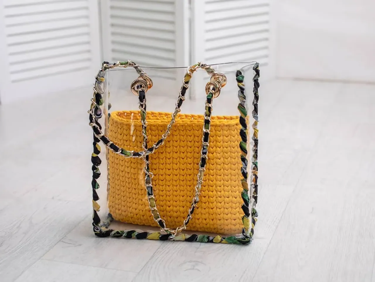 Моя👜. Стильная сумочка. Очень популярна в этом сезоне. Если хотите что то показать, то все помещаете в сумочку дождевик. Выполнена из прочного винила. Если , что то спрятать от посторонних глаз, то в сумочку трикотажную. Очень яркая и сочная. Цвет Манго. На эту сумочку уже положили 👀и забронировали ее,♥️ Выполню для вас  с любовью в любом цвете, в короткие сроки.