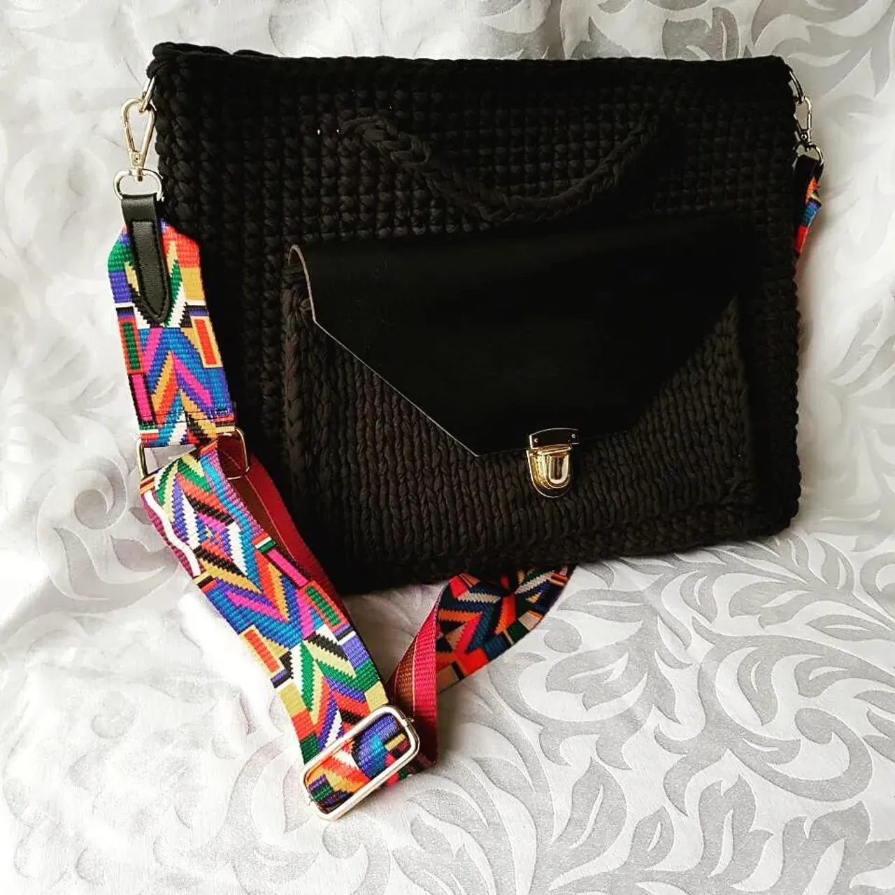 #Моясумочка  #сумкаизтрикотажнойпряжи #сумкадляноутбука #сумкавяжуназаказ  #hend_mede_gold #handmede_in_trend #proday_hendmad #handpicked_markets #home_mastera #вяжутверь  #вяжукрючком #tatianashostak #hendmade #ручнаяработа  Сумка для ноутбука связана крючком из трикотажной пряжи, внешний карман с клапаном из толстой кожи. Закрывается на портфельный замок. Вяжу на заказ в любом цвете. Модели по запросу.