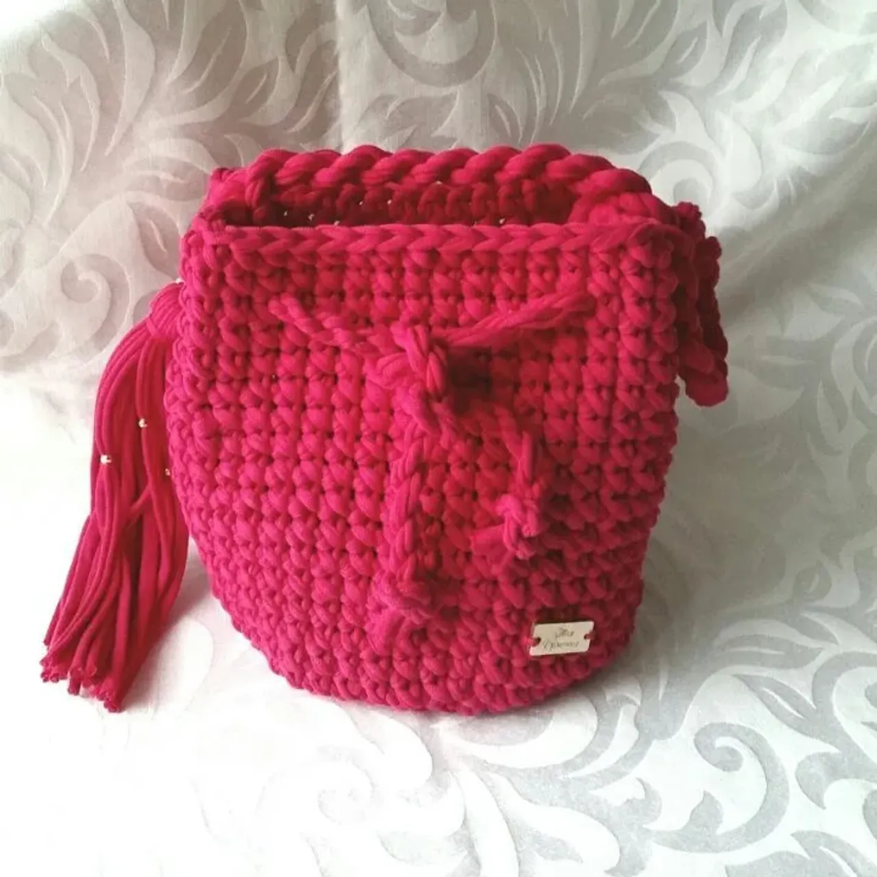 #Моясумочка#сумкакрючком #сумочкамешок#сумкатрикотажная #стильнаясумочка#вяжутнетолькобабушки  #вязание #tatianashostak #вяжуназаказторжок#hm_rukodelie #подарокдлялюбимых#hend_mede_gold #подарок#эксклюзивнаясумочка#торжок. Сумочка связана крючком из трикотажной пряжи. Цвет фуксия. Вяжу на заказ, цвет по запросу.