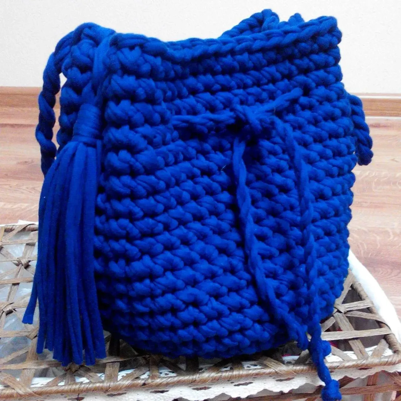 #моясумочка #Сумочка#ручнаяработа#сумкапряжаспагетти#сумкатрикотажнаяпряжа #сумкакрючком#сумкарюкзак #tatianashostak #сумкавяжуназаказ #сумочка не больших размеров 22/20, но вместительная. Сумочка очень плотная и хорошо держит форму.