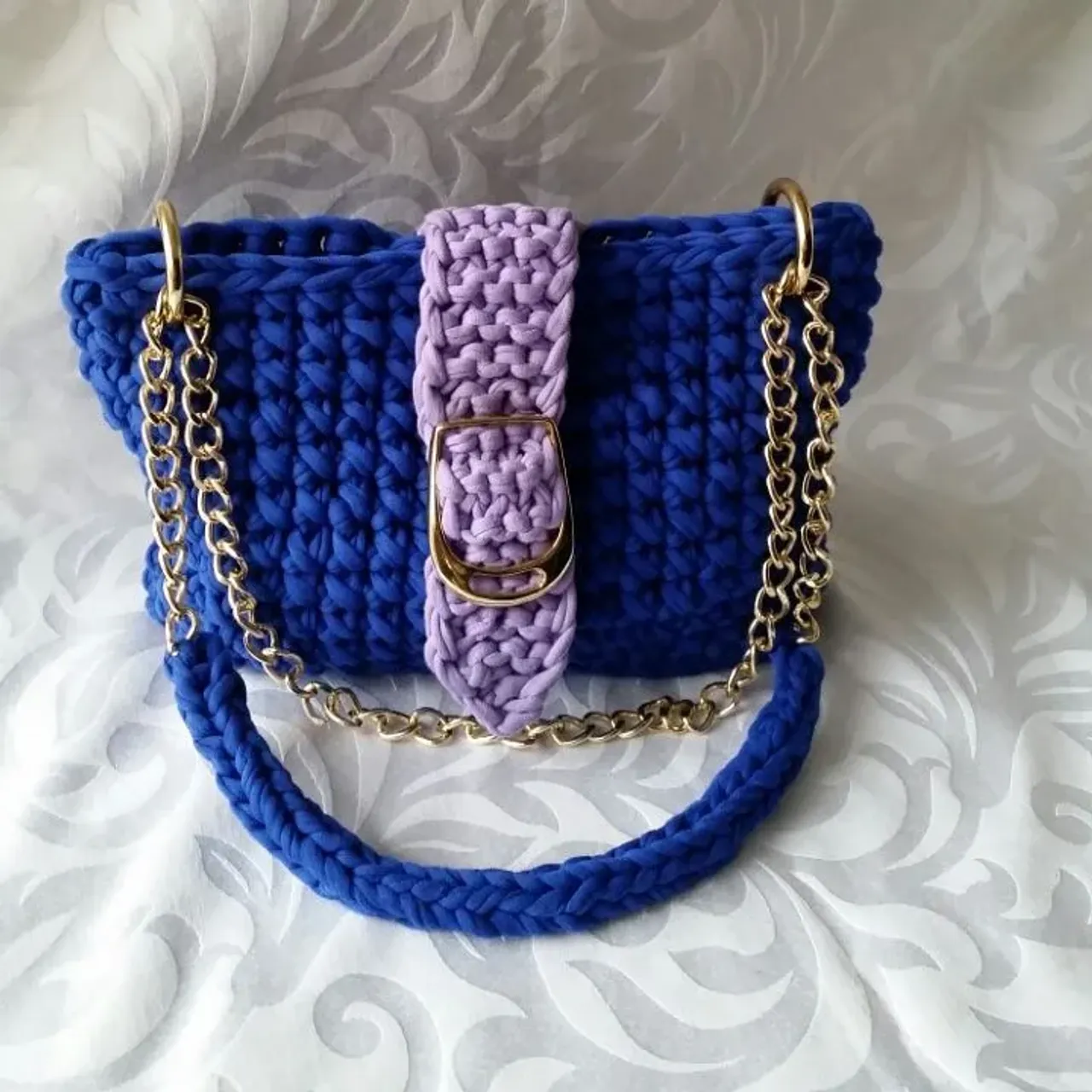 Моя сумочка #сумкаизтрикотажнойпряжи  #сумкакрючком  #сумкавязанная  #сумкаручнойработы #вяжутнетолькобабушки #hend_mede_gold#hm_rukodelie #hadmade . Ещё одна сумочка,ещё немножко ярких красок в золотую осень. Васильковый цвет украсить ваш осенний гардероб. Сумочка связана с толстой трикотажной пряжи, имеет ручку на цепочке. Можно носить на плече и в руке. Размер 26*18. Внутри подкладка с двумя карманами.