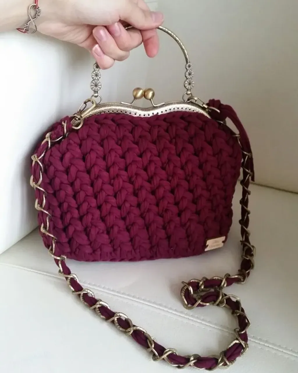 #Моясумочка #сумочкаручнойработы #сумкаизтрикотажнойпряжи  #сумочкакрючком #креативнаясумочка  #эксклюзивныйподарок #торжок #тверь #москва #handmade_in_trend #сумкаэтоголета от @hookandspoke  и @lentaknit #tatianashostak #вяжутнетолькобабушки#трикотажнаясумка #сумкакосами #вяжукрючком #сумкимосква #proday_hendmade #ручнаяработа #best_handmade_world #home_mastera #hend_mede_gold #hadmade #hm_rukodelie #вяжуторжок Ещё одна сумочка , цвет "марсала" отправилась в Вышний Волочок. Вяжу на заказ в любом цвете. размер по наружному вязаному полотну 22/17. Застёжка с ручкой в раскрытом виде 19/11. Цепочка 100 см.