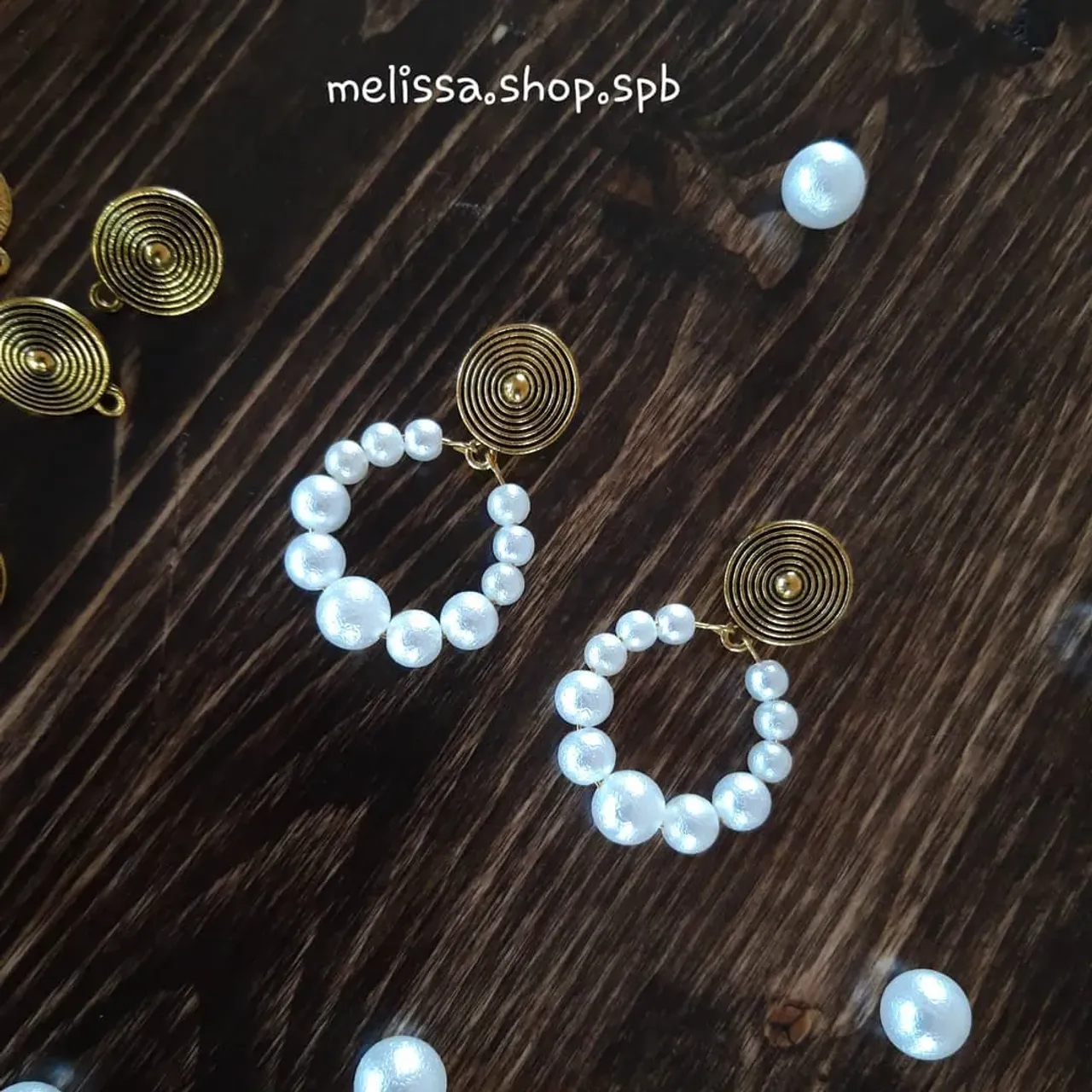 Какая сегодня замечательная погода и снег и солнце. Будем надеяться, что с наступлением календарной зимы,  придёт и настоящая зима.
.
#серьгикруглые #серьгикруглыеспб #серьгикольца