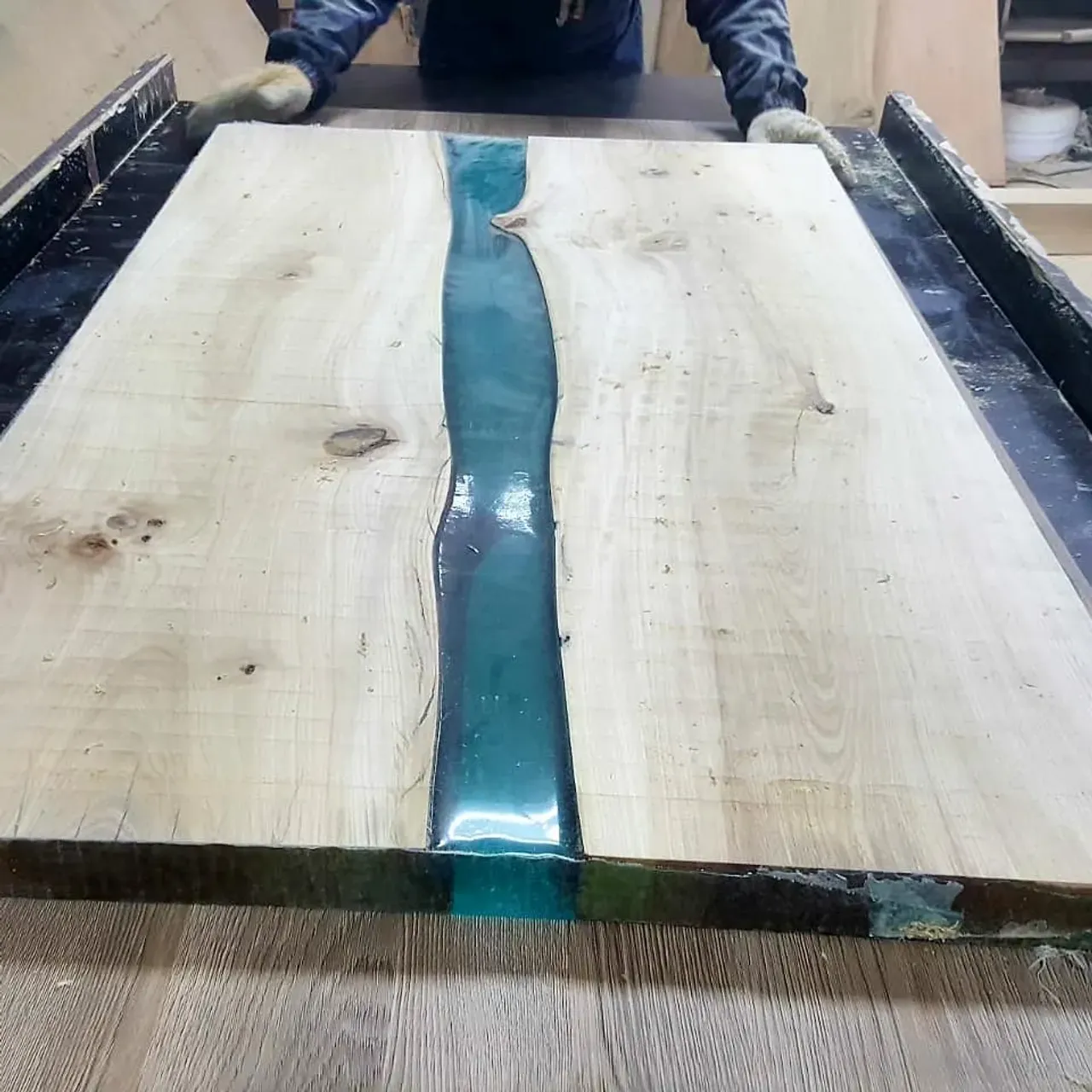 Немного закулисья)
На видео процесс выравнивания стола после заливки.

#производство #процесс #процессзаливки #столизмассива #последниеновости #актуальное #Мебельизмассива #столрекаспб #столрека #столизэпоксиднойсмолы #журнальныйстолик #журнальныйстол #обеденныйстол