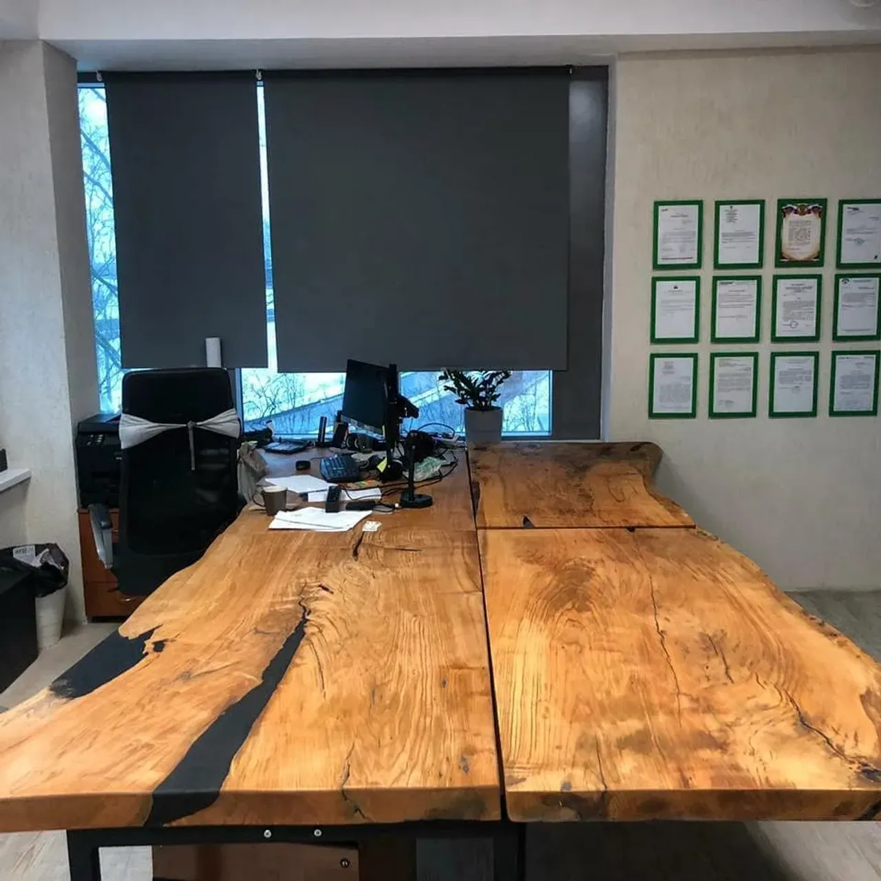 Основным предметом в офисном кабинете является стол.

В хорошем дорогом кабинете нет места имитационным материалам, только дерево подчеркнёт безупречный вкус и практичный подход хозяина.

Стол из массива, выполненный на заказ, будет смотреться стильно и благородно и станет предметом гордости.

Если у вас есть актуальные запросы на изготовление мебели из массива, пожалуйста, пишите в директ или переходите по ссылке в шапке профиля👆

Больше работ по хэштегу #slabinteriorspb

#офисныйстол #столизмассива #деревянныйстол #столдляофиса #столназаказ #офисныйстиль #офисныйинтерьер #дизайнофиса #дизайнинтерьераофиса