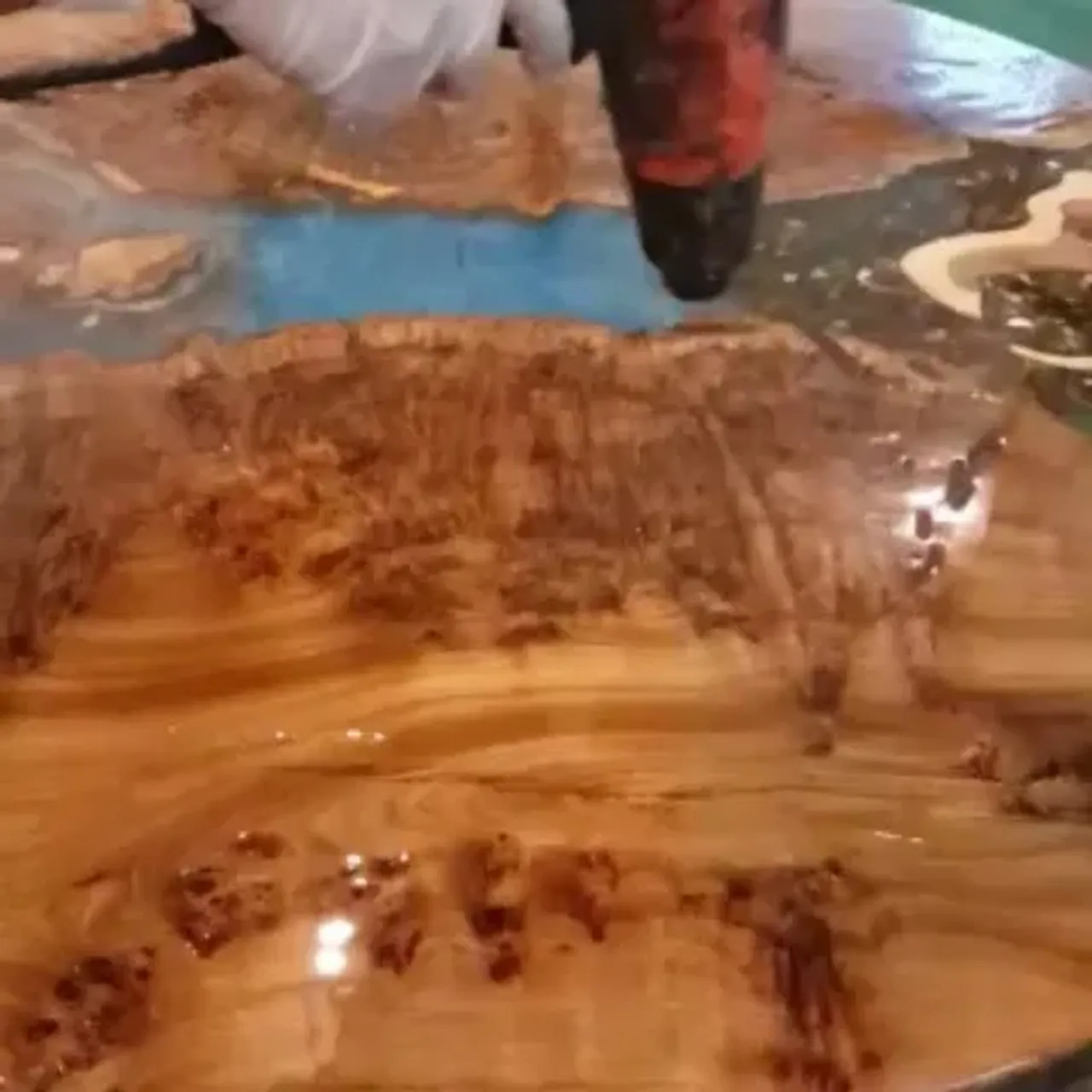 Процесс изготовления мебели из массива долог, трудоёмок, серьёзен, кропотлив и затратен, но это того стоит❗

Можно безгранично экспериментировать с материалами и создавать совершенно разные изделия, не похожие друг на друга. Эксклюзивность – главная особенность ручной работы.

В карусели видео и фото процесса изготовления наших столов. 

Хотите видеть больше производственных моментов?

#производство #столыреки #мебельизмассива #мебельназаказ #слэб #мебельизэпоксиднойсмолы #эпоксиднаясмола #дизайн #эксклюзив #ручнаяработа #столизмассива #мебельдлядома #мебельдлякухни #мебельдлякафе #мебельдлябара #мебельизмассиваспб