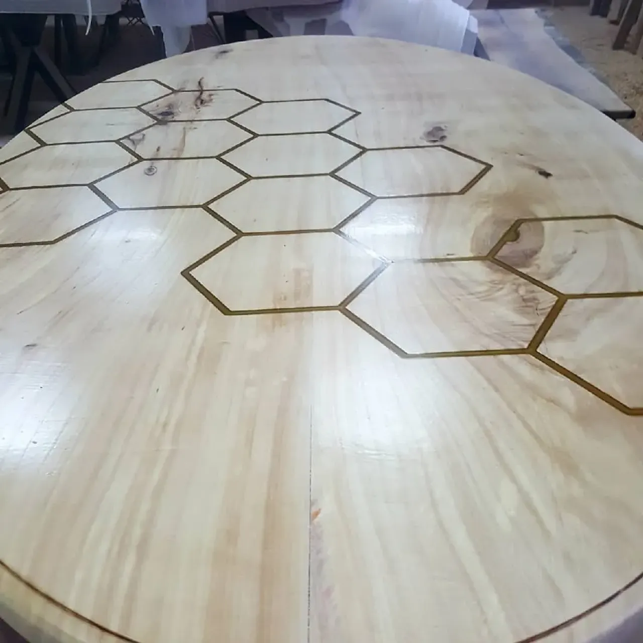 Светлое дерево – излюбленный материал поклонников эко-дизайна и лаконичного современного стиля.
⠀
Стол с очень красивой и необычной фактурой. Он сделан из массива тополя
⠀
Размеры: 1600-900
⠀
🍃Есть в наличии

#деревяннаямебель#столизтополя#столешницаизмассива#массивдерева#столназаказ#столспб#столлофтспб#эко#экологичнаямебель