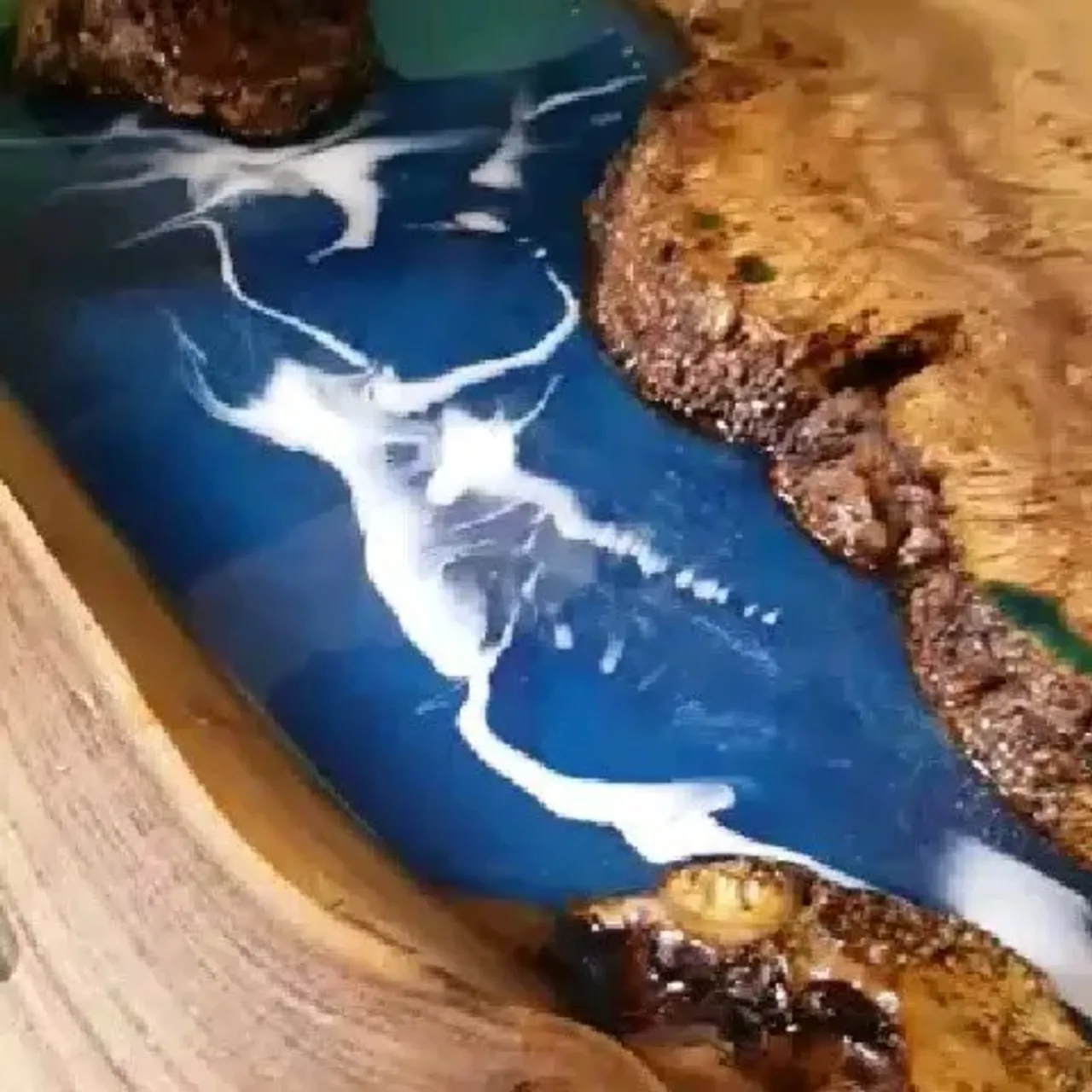 Процесс изготовления мебели из массива долог, трудоёмок, серьёзен, кропотлив и затратен, но это того стоит❗

Можно безгранично экспериментировать с материалами и создавать совершенно разные изделия, не похожие друг на друга. Эксклюзивность – главная особенность ручной работы.

В карусели видео и фото процесса изготовления наших столов. 

Хотите видеть больше производственных моментов?

#производство #столыреки #мебельизмассива #мебельназаказ #слэб #мебельизэпоксиднойсмолы #эпоксиднаясмола #дизайн #эксклюзив #ручнаяработа #столизмассива #мебельдлядома #мебельдлякухни #мебельдлякафе #мебельдлябара #мебельизмассиваспб