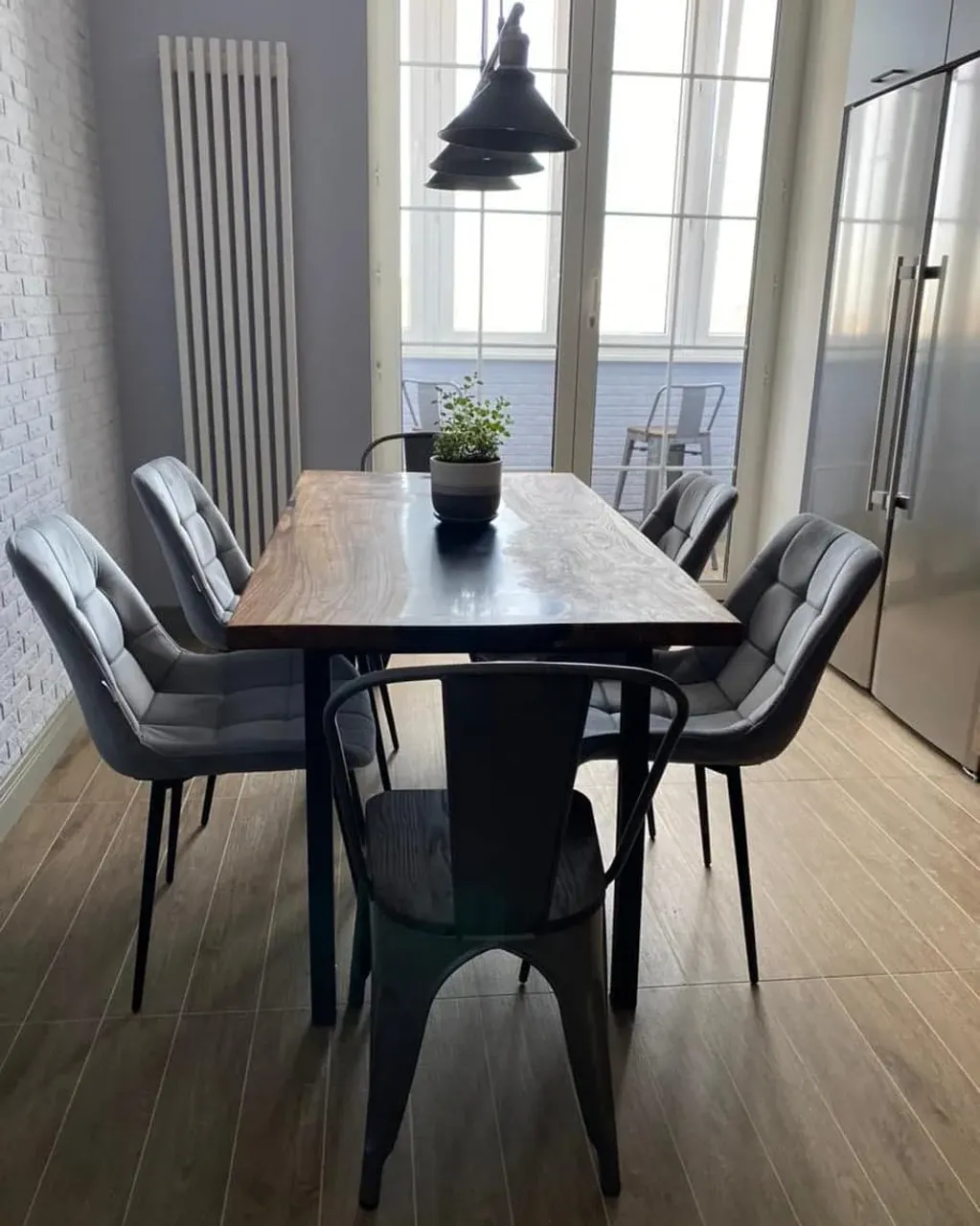 Большим плюсом столов из дерева с эпоксидной смолой является многообразие дизайнерских решений. 

Кроме необычного и привлекательного вида, такие столы

🍃Прочные
🍃Устойчивы к воздействию влаги, что важно для обеденных столов и кухонных 
🍃устойчивы к воздействию большинства чистящих средств

Каповый карагач, 1300-750

#столлофтспб#столлофт#столлофтназаказ#столкарагач#столсмола#столизмассива#обеденныйстол