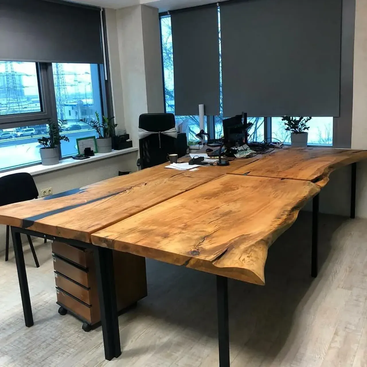 Основным предметом в офисном кабинете является стол.

В хорошем дорогом кабинете нет места имитационным материалам, только дерево подчеркнёт безупречный вкус и практичный подход хозяина.

Стол из массива, выполненный на заказ, будет смотреться стильно и благородно и станет предметом гордости.

Если у вас есть актуальные запросы на изготовление мебели из массива, пожалуйста, пишите в директ или переходите по ссылке в шапке профиля👆

Больше работ по хэштегу #slabinteriorspb

#офисныйстол #столизмассива #деревянныйстол #столдляофиса #столназаказ #офисныйстиль #офисныйинтерьер #дизайнофиса #дизайнинтерьераофиса