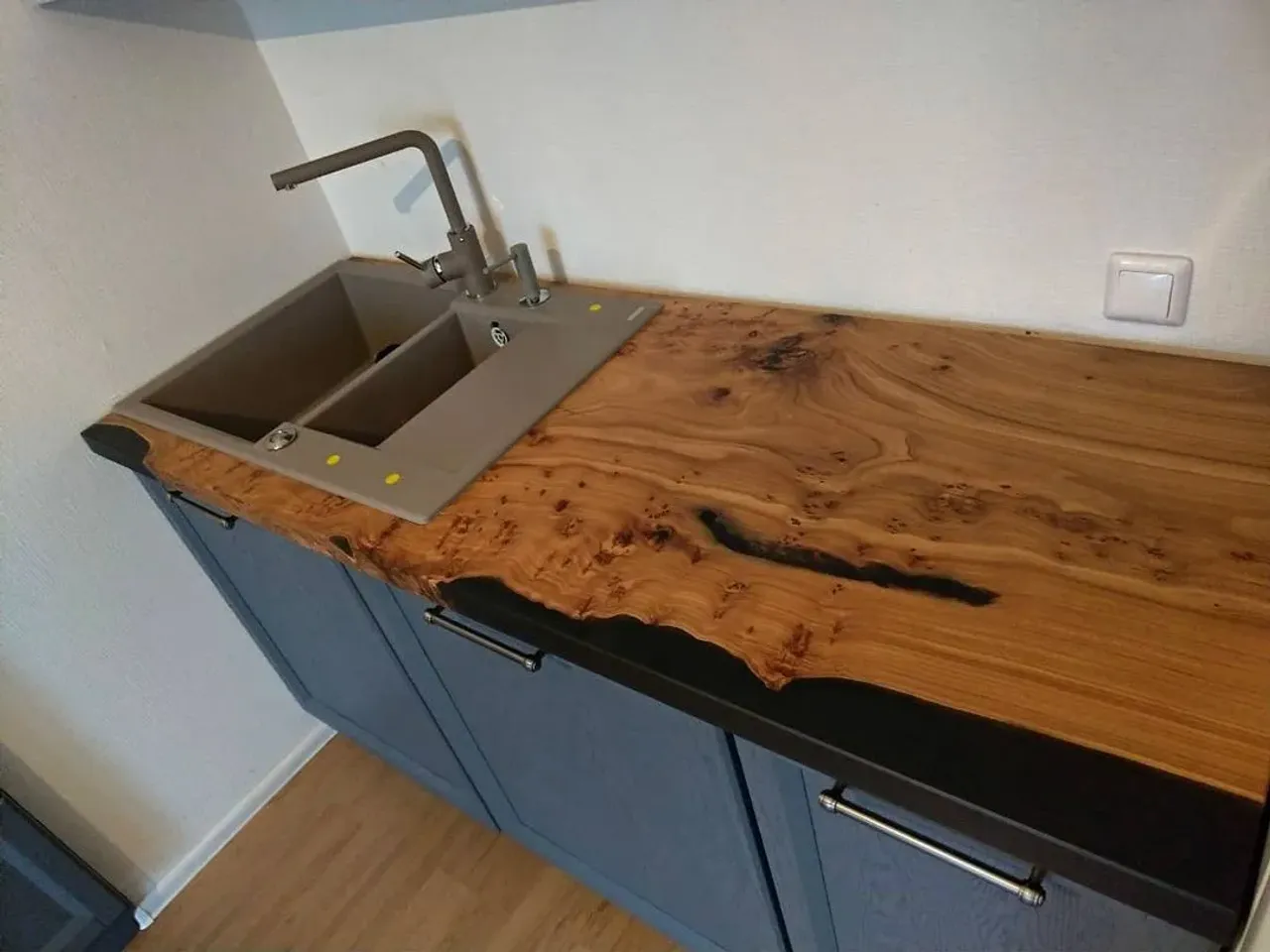 Столешница для кухни.
Каповый карагач, размеры 700х2060 и 1700х700 залита чёрной эпоксидной смолой.
Цена за квадратный метр 45000 руб.

Если у вас есть актуальные запросы на изготовление мебели из массива, пожалуйста, пишите в директ или WhatsApp. 
Контакты в шапке профиля 👆
 
Больше работ по хэштегу #slabinteriorspb

#столешница #столешницадлякухни #длякухни #столешницадляванной #мебельдлякухни #мебельизмассива #эпоксиднаясмола #мебельизэпоксиднойсмолы #мебельназаказ #массив #интерьер #эксклюзив #слэб #стол #подоконник #наличники #барныестойки #стеллаж #производство #длядома #дляресторана #мебельдлядома #мебельдлякафе #мебельдляресторанов  #столизслэбов #назаказ #практично #долговечно #экологично