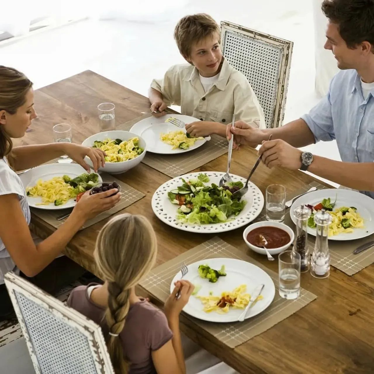 Семейный ужин🍽️🥗🍗👨‍👩‍👧‍👦- это традиция, которой когда-то дорожили и даже снимали о ней фильмы.

В современных реалиях люди всё меньше времени проводят со своей семьёй, больше на работе и с гаджетами, такова наша жизнь 🤷

Однако семейный ужин это то, ради чего стоит побороться. 

Ужин вместе это тёплая уютная атмосфера, смешные истории и традиционные блюда. Это возможность поделиться всем, что на душе, и быть услышанным, почувствовать себя нужным.
Только запомните, что вы собрались не отчитывать друг друга, а выслушать и поддержать.

Семейные ужины сближают, а принятие пищи в кругу любимых людей, в приятной атмосфере, способствует лучшему насыщению и спасает от переедания❗

Возьмите себе за правило ужинать вместе. а если нет возможности из-за позднего прихода с работы, секции, диет то просто собирайтесь на вечернее чаепитие.☕
Мило поболтайте и посмотрите в глаза друг другу 🥰😍

А за нашими столами собираться в кругу семьи будет ещё приятнее ☺️🤗

Если у вас есть актуальные запросы на изготовление мебели из массива, пожалуйста, пишите в директ или WhatsApp. Контакты в шапке профиля 👆

Если понравилась статья, жми ♥️

#семейныйужин #семья #хорошиеновости #обеденныйстол #стол #столдлякухни #столвгостиную #столизмассива #деревянныйстол #уют #свежиеновости #полезнознать #интересное #семейныеценности #традиции #важное