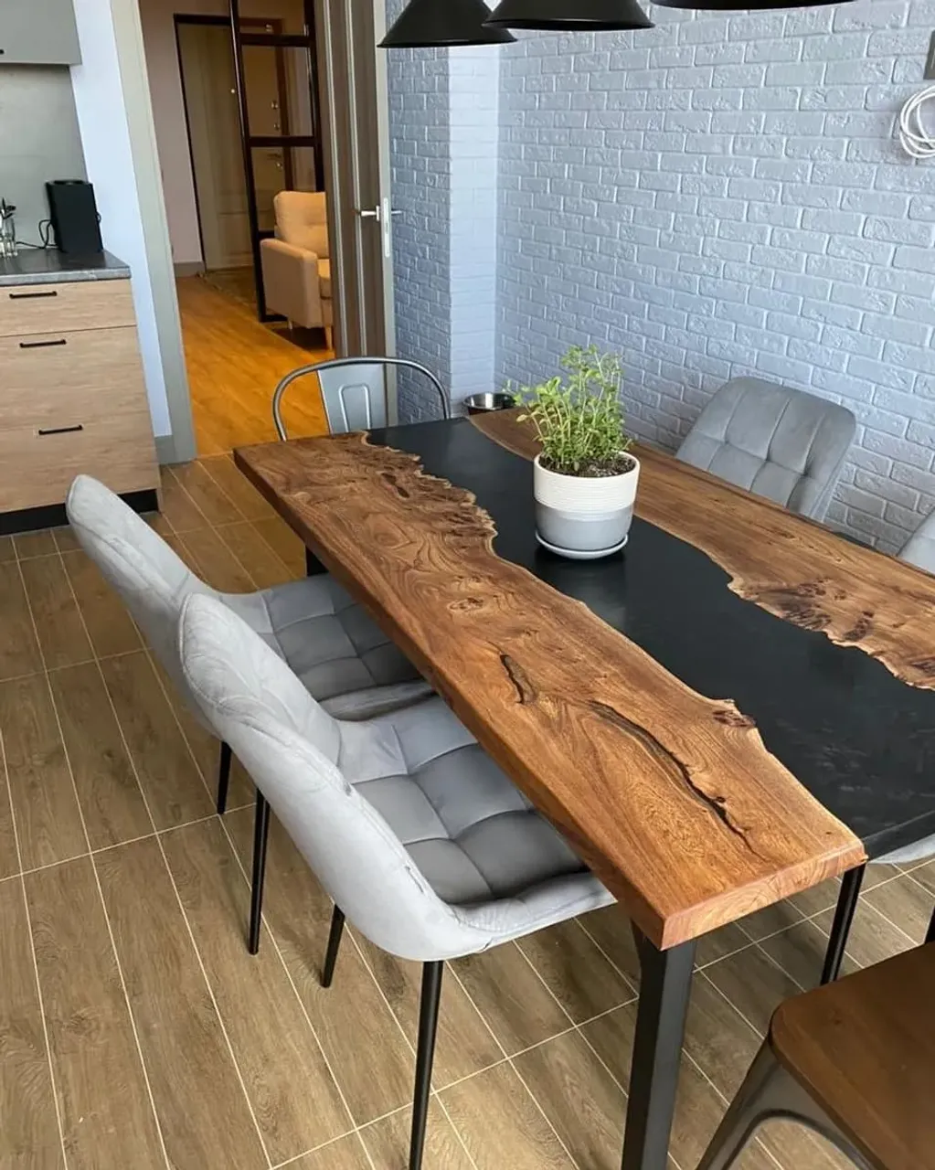 Большим плюсом столов из дерева с эпоксидной смолой является многообразие дизайнерских решений. 

Кроме необычного и привлекательного вида, такие столы

🍃Прочные
🍃Устойчивы к воздействию влаги, что важно для обеденных столов и кухонных 
🍃устойчивы к воздействию большинства чистящих средств

Каповый карагач, 1300-750

#столлофтспб#столлофт#столлофтназаказ#столкарагач#столсмола#столизмассива#обеденныйстол