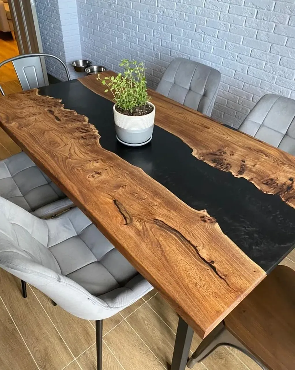 Большим плюсом столов из дерева с эпоксидной смолой является многообразие дизайнерских решений. 

Кроме необычного и привлекательного вида, такие столы

🍃Прочные
🍃Устойчивы к воздействию влаги, что важно для обеденных столов и кухонных 
🍃устойчивы к воздействию большинства чистящих средств

Каповый карагач, 1300-750

#столлофтспб#столлофт#столлофтназаказ#столкарагач#столсмола#столизмассива#обеденныйстол