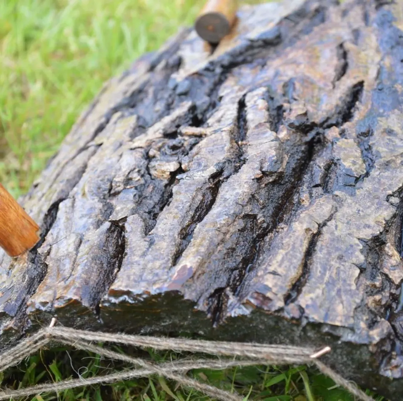 Для ценителей композиций на обеденном столе. Кора ореха, закреплённая эпоксидной смолой, которая подчеркивает рельеф и красоту дерева, а также увеличивает срок службы изделия. 

Материал - Орех
Цена - 2 000₽ 

@rimsha_wood
#r_w #rimsha_wood
#мебельназаказ #мебельиздерева  #посудаиздерева