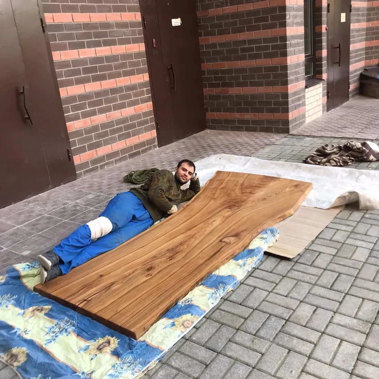 Сегодня была установка стеновых панелей с подсветкой. Листай до конца. 

@rimsha_wood
#r_w #rimsha_wood
#мебельназаказ #мебельиздерева #слэб #подарок #спил #стол #разделочныедоски #подаркииздерева #лофт #массив #столярнаямастерская