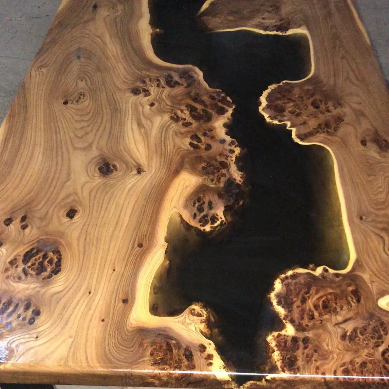 Стол-река, табуретки и скамейки — каповый карагач. 

@rimsha_wood
#r_w #rimsha_wood
#мебельназаказ #мебельиздерева #слэб #подарок #спил #стол #разделочныедоски #подаркииздерева #лофт #массив #столярнаямастерская