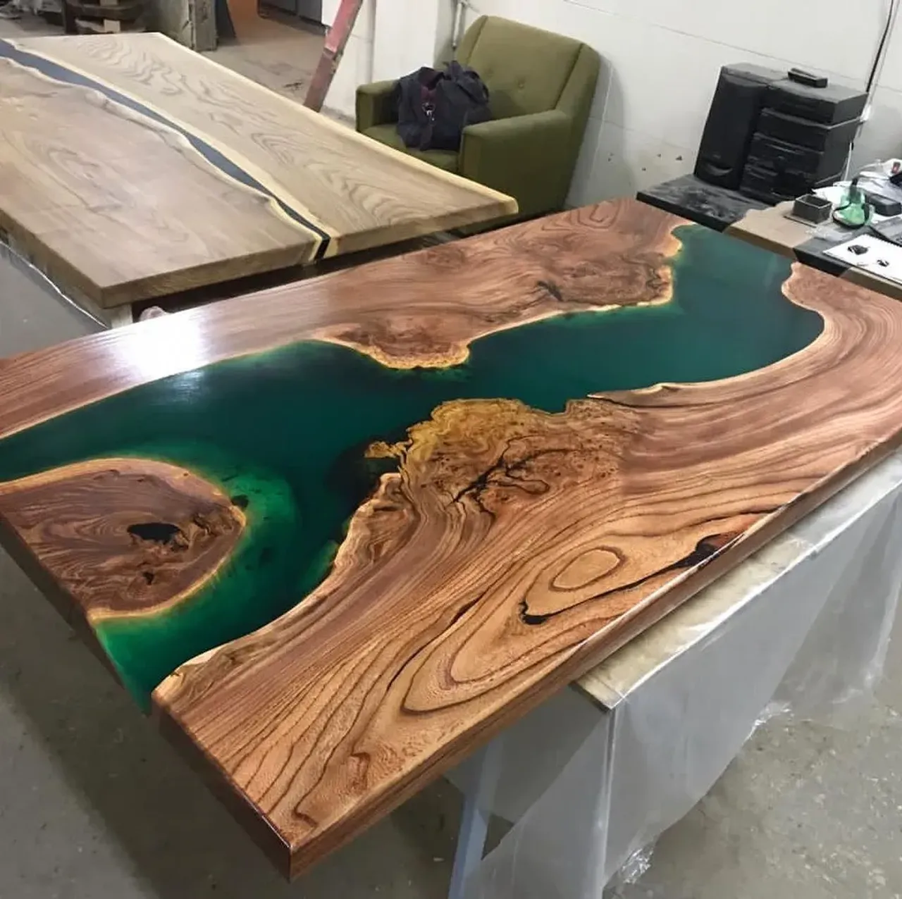 Еще один красавец обрел семью. 

@rimsha_wood
#r_w #rimsha_wood 
#столыизэпоксиднойсмолы #подарок #мебельназаказ #мебельиздерева #карагач