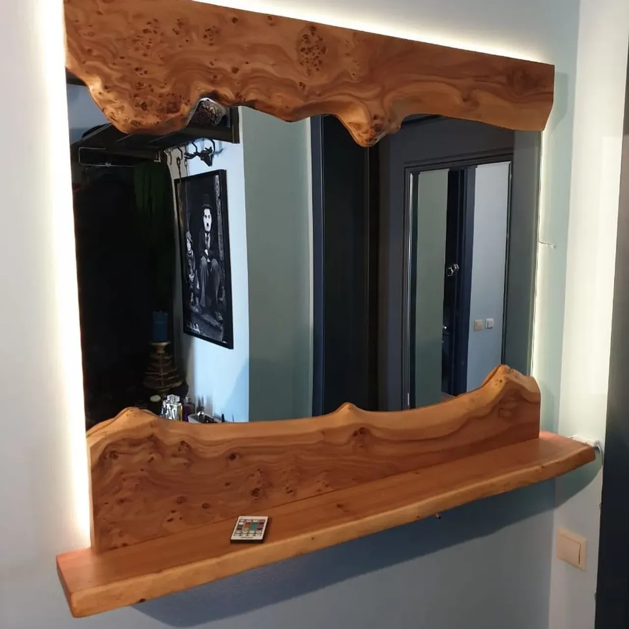 После установки этого зеркала, жена стала краситься дольше обычно, будьте осторожны)  @rimsha_wood
#r_w #rimsha_wood#столыизэпоксиднойсмолы#подарок##мебельназаказ #мебельиздерева#карагач