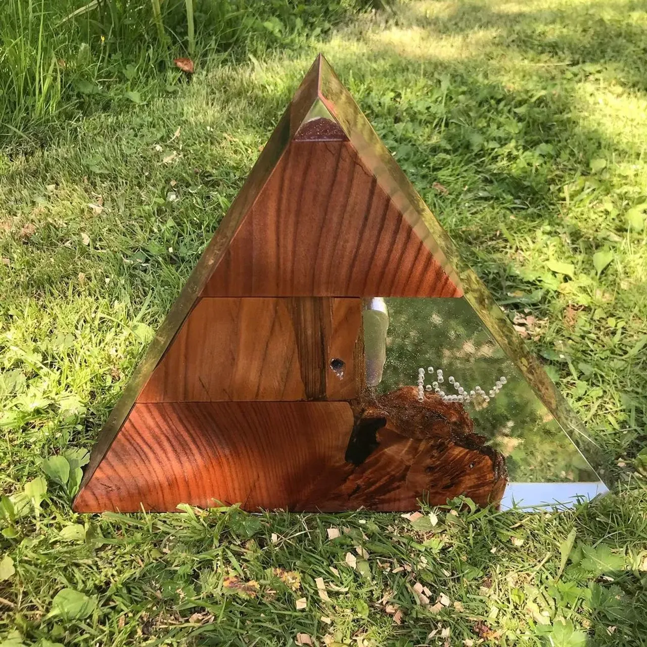 Часики-пирамида. 
Красное дерево, эпоксидная смола.

@rimsha_wood
#r_w #rimsha_wood
#мебельназаказ #мебельиздерева #слэб #подарок #спил #стол #разделочныедоски #подаркииздерева #лофт #массив #столярнаямастерская