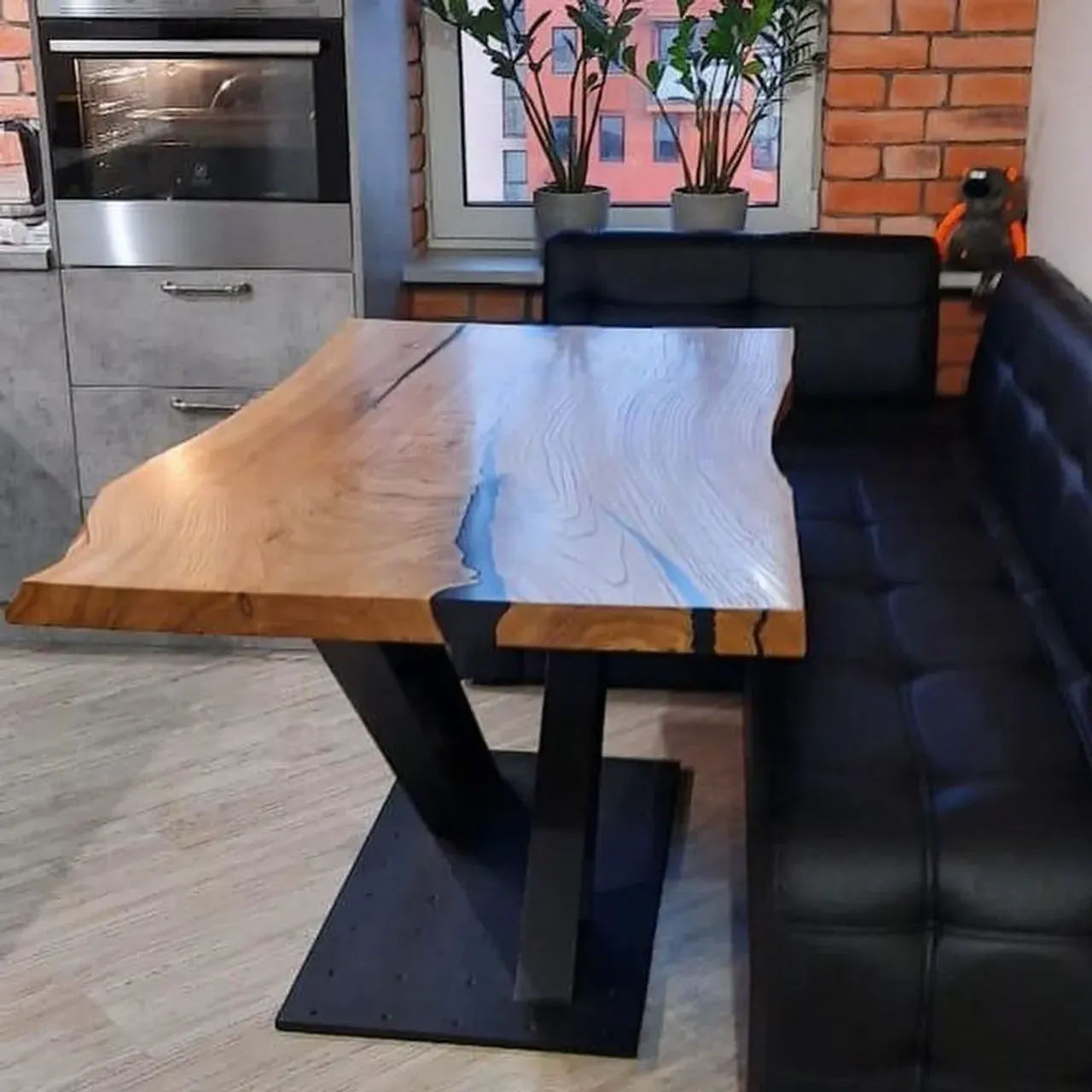 Массив дуб и эпоксидная смола.

@rimsha_wood
#r_w #rimsha_wood
#мебельназаказ #мебельиздерева #слэб #подарок #спил #стол #разделочныедоски #подаркииздерева #лофт #массив #столярнаямастерская