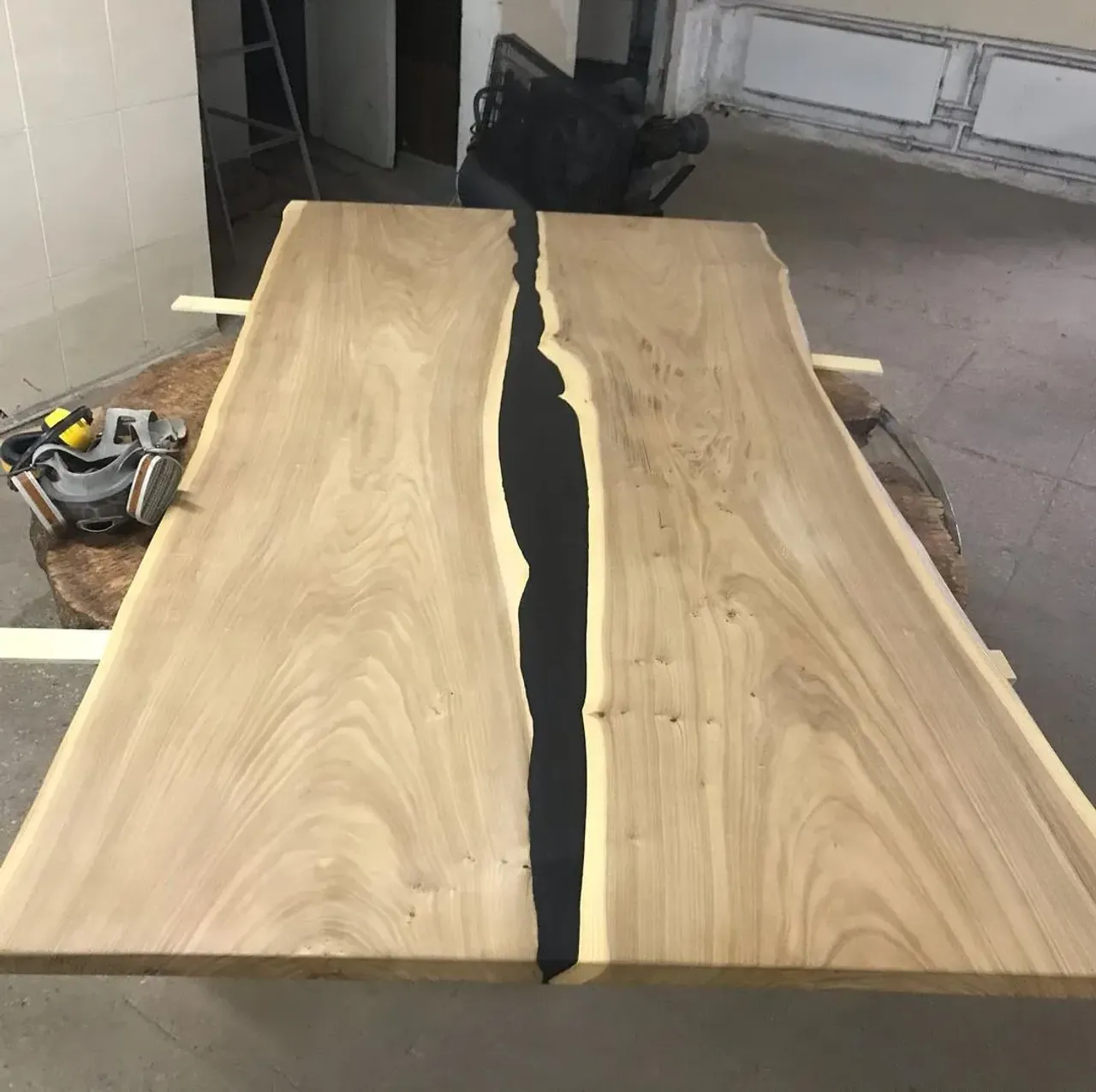 На фото сложно понять размеры, поэтому: ширина-130см, длина-230см. 

@rimsha_wood
#r_w #rimsha_wood
#мебельназаказ #мебельиздерева #слэб #подарок #спил #стол #разделочныедоски #подаркииздерева #лофт #массив #столярнаямастерская