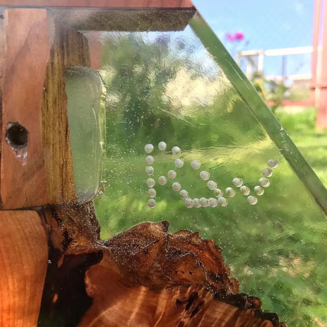 Часики-пирамида. 
Красное дерево, эпоксидная смола.

@rimsha_wood
#r_w #rimsha_wood
#мебельназаказ #мебельиздерева #слэб #подарок #спил #стол #разделочныедоски #подаркииздерева #лофт #массив #столярнаямастерская