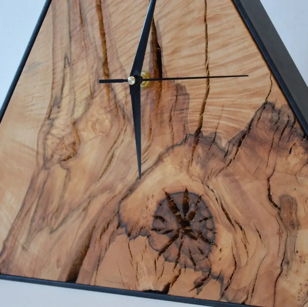 Продаются часы из капового клена. Размеры 30-30-30 @rimsha_wood
#r_w #rimsha_wood#столыизэпоксиднойсмолы#подарок##мебельназаказ #мебельиздерева#карагач