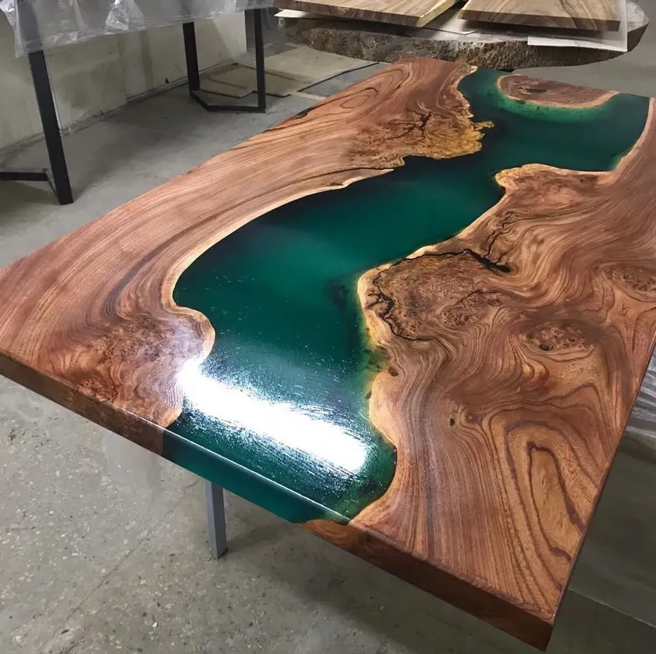 Еще один красавец обрел семью. 

@rimsha_wood
#r_w #rimsha_wood 
#столыизэпоксиднойсмолы #подарок #мебельназаказ #мебельиздерева #карагач