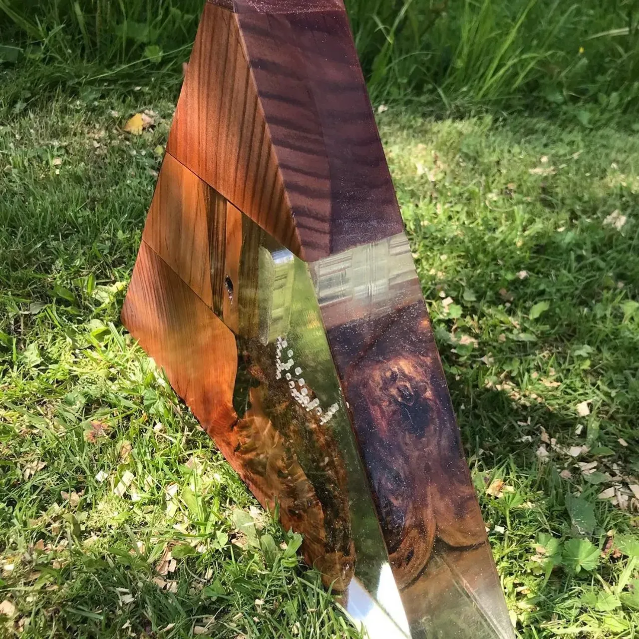 Часики-пирамида. 
Красное дерево, эпоксидная смола.

@rimsha_wood
#r_w #rimsha_wood
#мебельназаказ #мебельиздерева #слэб #подарок #спил #стол #разделочныедоски #подаркииздерева #лофт #массив #столярнаямастерская