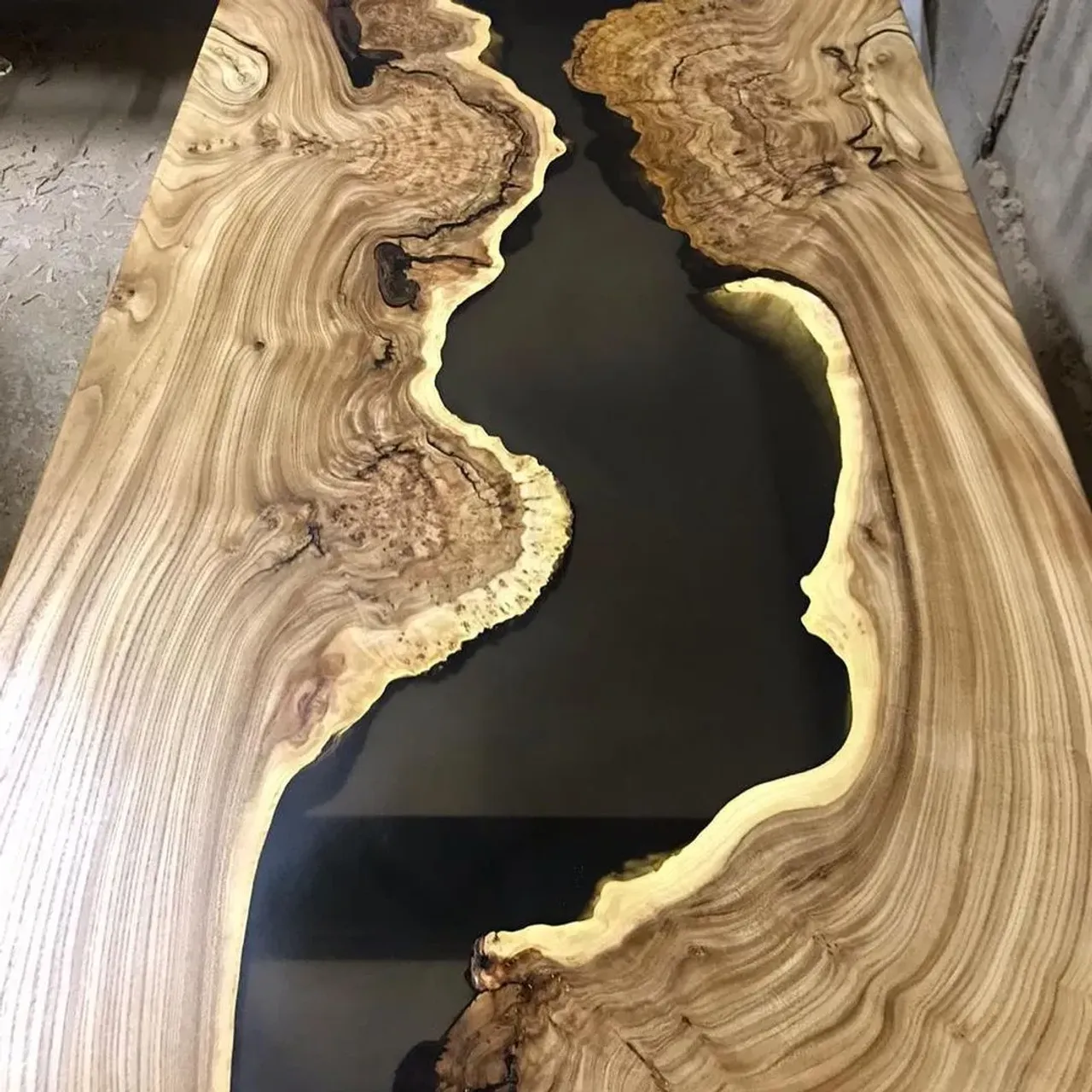 Друзья, вот вам и разница, где фотографировать и на что фотографировать. Один и тот же стол.

@rimsha_wood
#r_w #rimsha_wood
#мебельназаказ #мебельиздерева #слэб #подарок #спил #стол #разделочныедоски #подаркииздерева #лофт #массив #столярнаямастерская