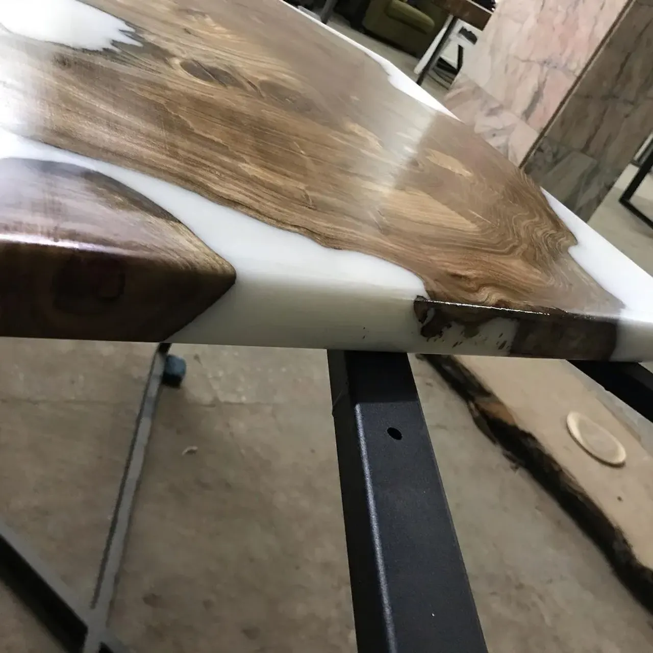 Белая эпоксидная смола. Столик в ванную комнату.

@rimsha_wood
#r_w #rimsha_wood
#мебельназаказ #мебельиздерева #слэб #подарок #спил #стол #разделочныедоски #подаркииздерева #лофт #массив #столярнаямастерская