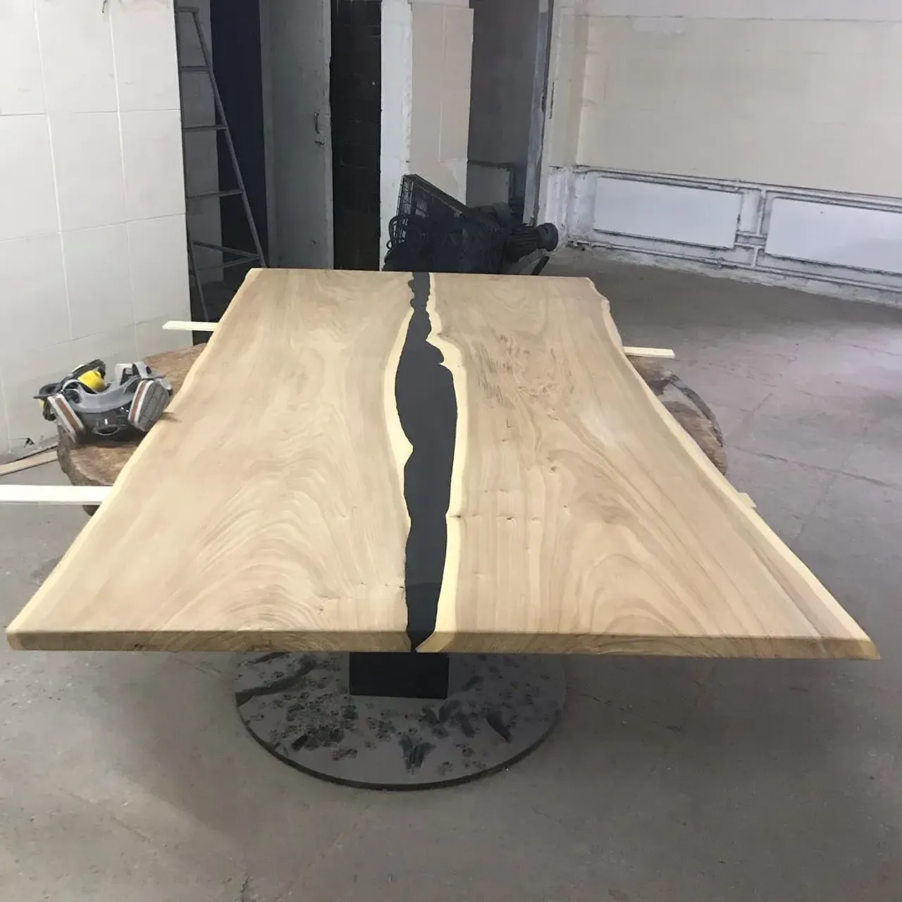 На фото сложно понять размеры, поэтому: ширина-130см, длина-230см. 

@rimsha_wood
#r_w #rimsha_wood
#мебельназаказ #мебельиздерева #слэб #подарок #спил #стол #разделочныедоски #подаркииздерева #лофт #массив #столярнаямастерская