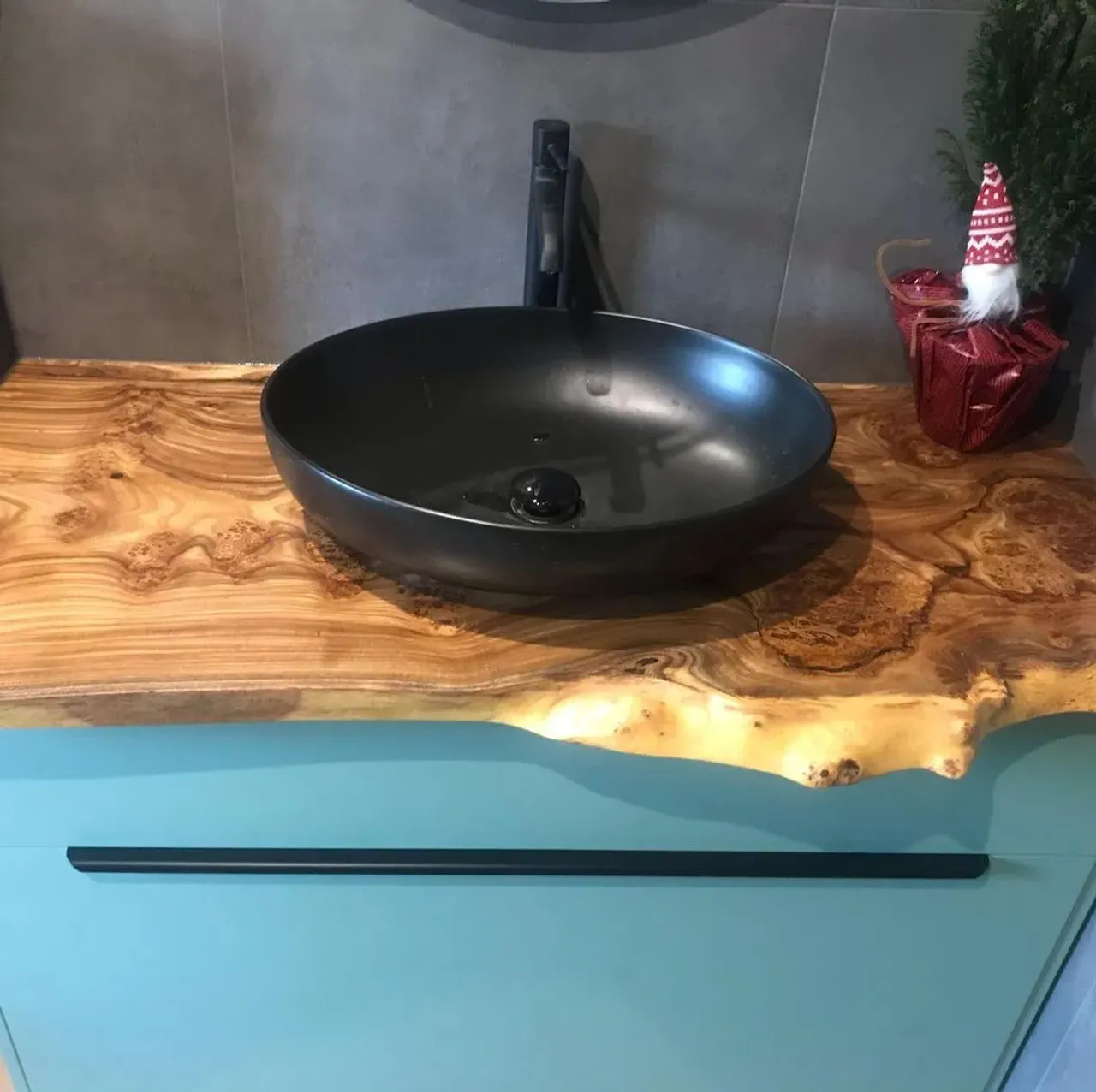 Каповый карагач. Изготовлен с любовью к дереву. 

@rimsha_wood
#r_w #rimsha_wood
#мебельназаказ #мебельиздерева #слэб #подарок #спил #стол #разделочныедоски #подаркииздерева #лофт #массив #столярнаямастерская