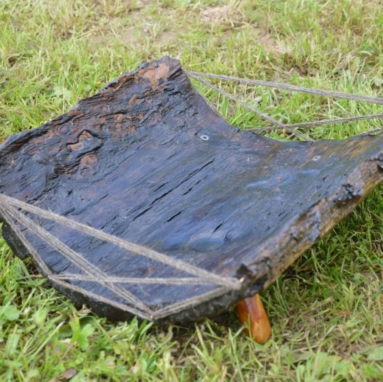 Для ценителей композиций на обеденном столе. Кора ореха, закреплённая эпоксидной смолой, которая подчеркивает рельеф и красоту дерева, а также увеличивает срок службы изделия. 

Материал - Орех
Цена - 2 000₽ 

@rimsha_wood
#r_w #rimsha_wood
#мебельназаказ #мебельиздерева  #посудаиздерева