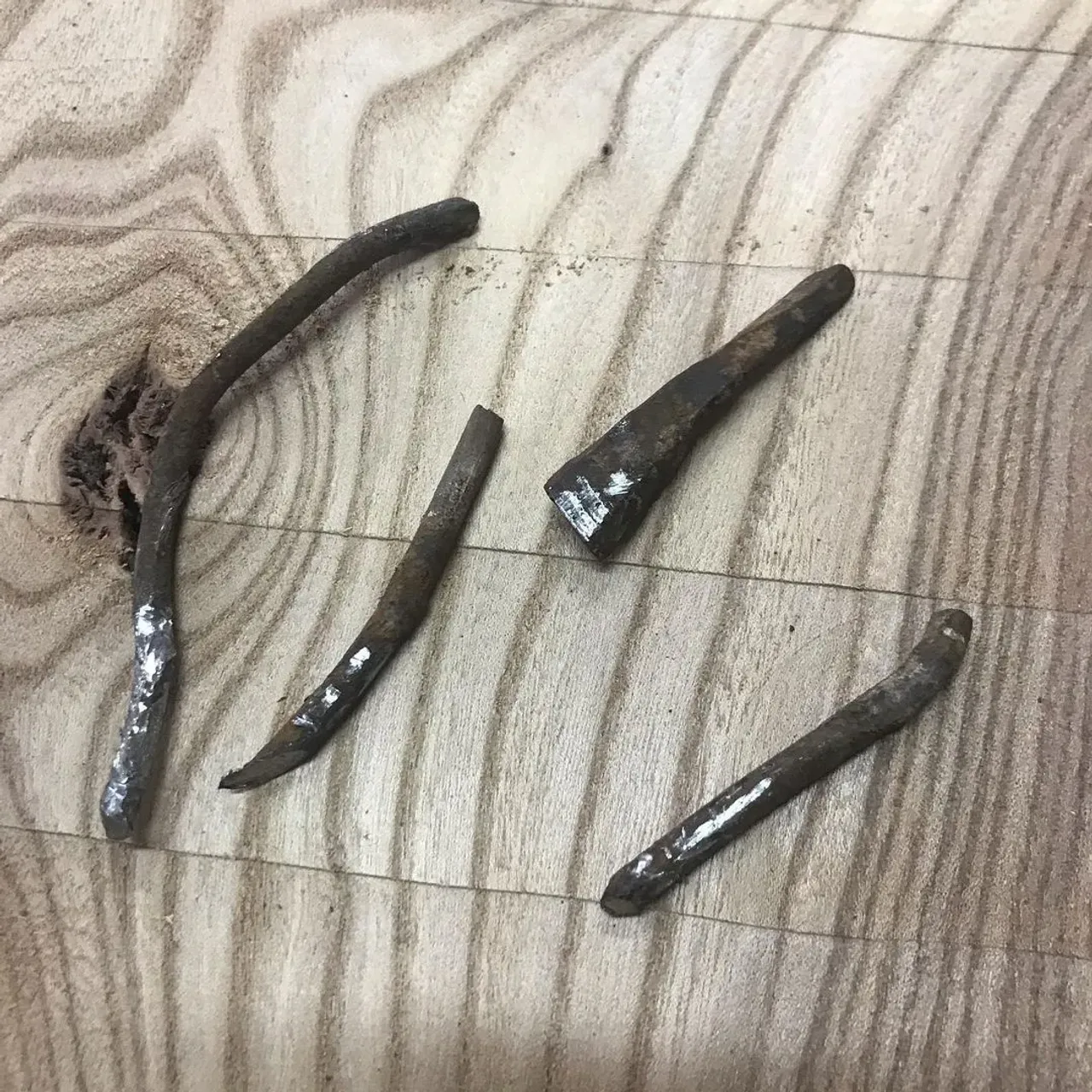 И вот таких сюрпризов в слэбах бывает до полукилограмма. 

@rimsha_wood
#r_w #rimsha_wood
#мебельназаказ #мебельиздерева #слэб #подарок #спил #стол #разделочныедоски #подаркииздерева #лофт #массив #столярнаямастерская