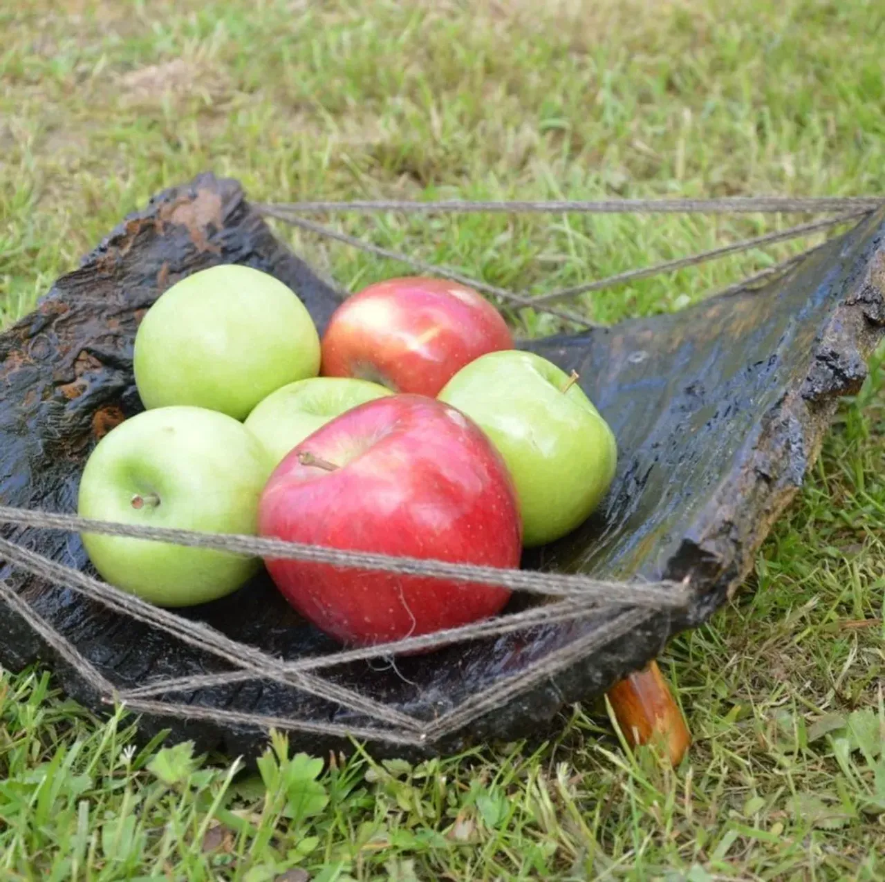 Для ценителей композиций на обеденном столе. Кора ореха, закреплённая эпоксидной смолой, которая подчеркивает рельеф и красоту дерева, а также увеличивает срок службы изделия. 

Материал - Орех
Цена - 2 000₽ 

@rimsha_wood
#r_w #rimsha_wood
#мебельназаказ #мебельиздерева  #посудаиздерева