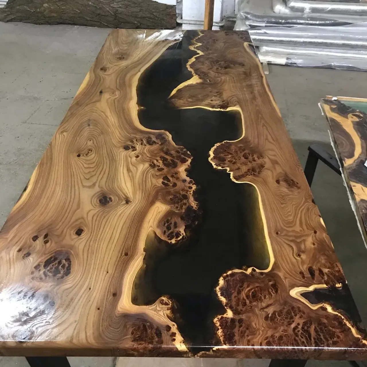 Стол-река, табуретки и скамейки — каповый карагач. 

@rimsha_wood
#r_w #rimsha_wood
#мебельназаказ #мебельиздерева #слэб #подарок #спил #стол #разделочныедоски #подаркииздерева #лофт #массив #столярнаямастерская