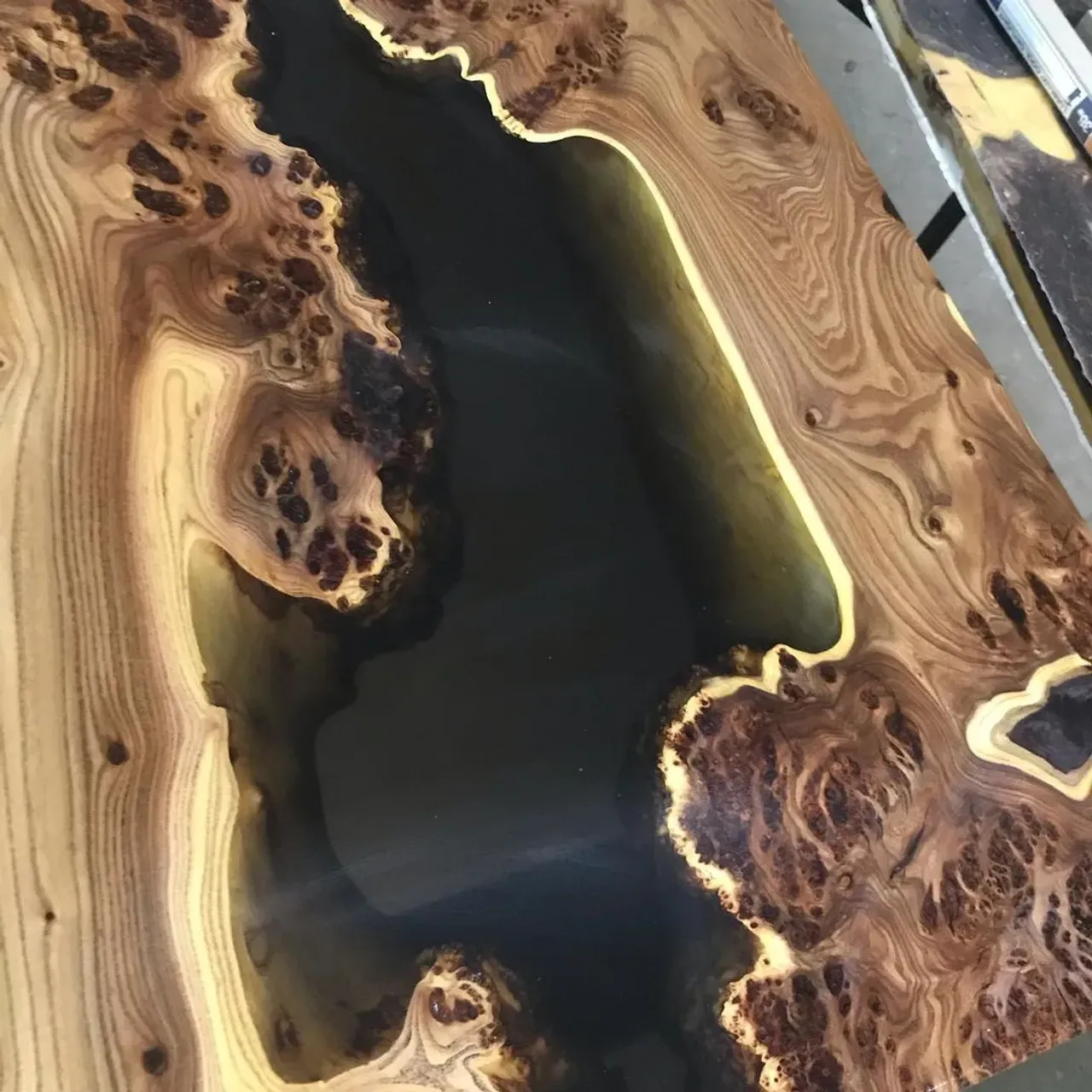 Стол-река, табуретки и скамейки — каповый карагач. 

@rimsha_wood
#r_w #rimsha_wood
#мебельназаказ #мебельиздерева #слэб #подарок #спил #стол #разделочныедоски #подаркииздерева #лофт #массив #столярнаямастерская