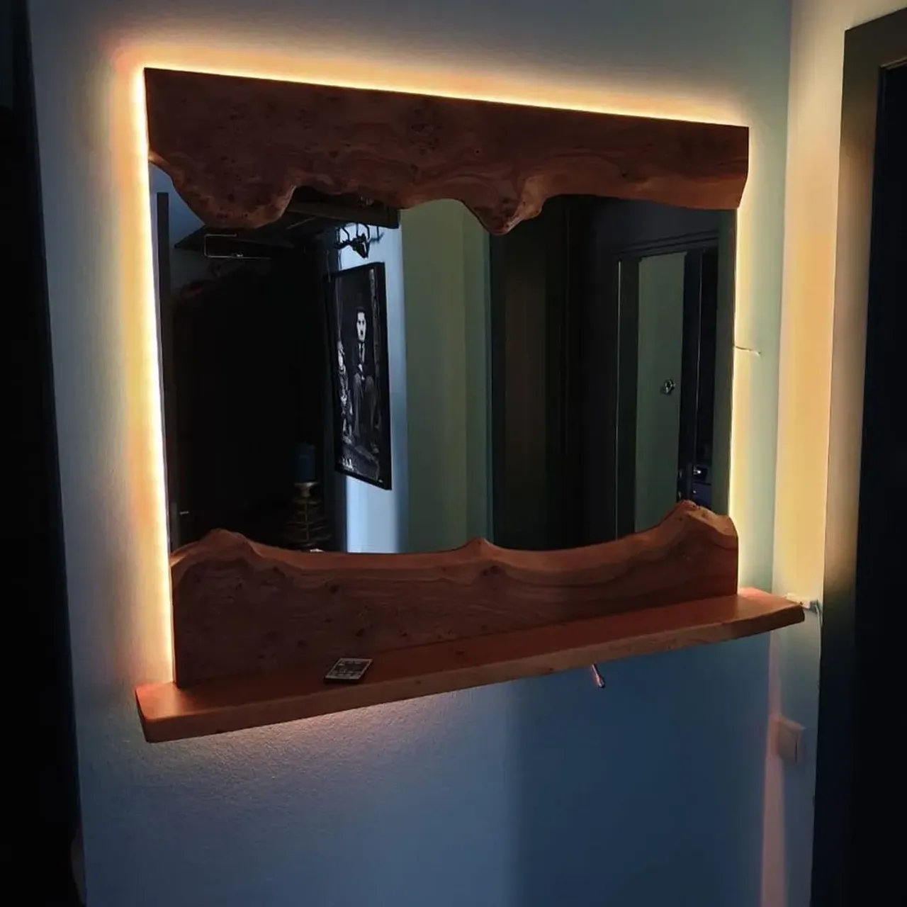 После установки этого зеркала, жена стала краситься дольше обычно, будьте осторожны)  @rimsha_wood
#r_w #rimsha_wood#столыизэпоксиднойсмолы#подарок##мебельназаказ #мебельиздерева#карагач