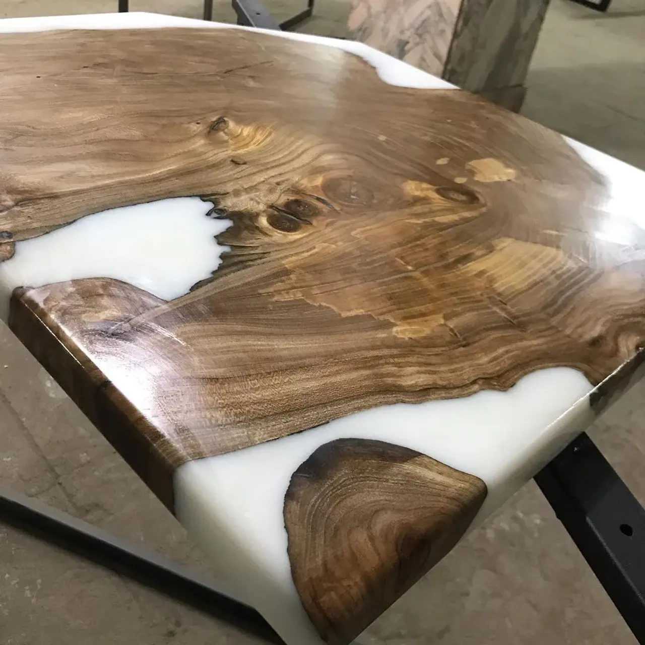 Белая эпоксидная смола. Столик в ванную комнату.

@rimsha_wood
#r_w #rimsha_wood
#мебельназаказ #мебельиздерева #слэб #подарок #спил #стол #разделочныедоски #подаркииздерева #лофт #массив #столярнаямастерская