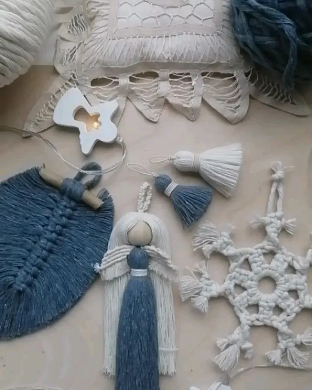 БЕЛО-ГОЛУБОЕ ВОЛШЕБСТВО.... 😊🌲🎉

Вчера не могла оторваться от всех этих маленьких чудес... 😇😇😇

Листик на коряжечке из Малореченского (Крым, я тебя ♥️) ...👌

Ангел белоголовый с тоненькой талией... 😊

Необычная снежинка со спиральными лучиками... 💙💙💙

Крошки-кисточки, отделанные позументом... 🎉
Немножко неярко, но это - ноябрьское утро... 😎
Всю эту прелесть можно купить наборчиком)))

600₽ + доставка 🤗

🌲🌲🌲
#макраме
#рукоделие
#декор
#аксессуары
#креатив
#экозабота
#эко
#челябинск 
#ангелы
#macrame
#handmade
#christmas
#angel
#подарок
#подарки
#bohostyle
#boho
#macramedecor
#macrameart
#macramedesign
#macrameartist