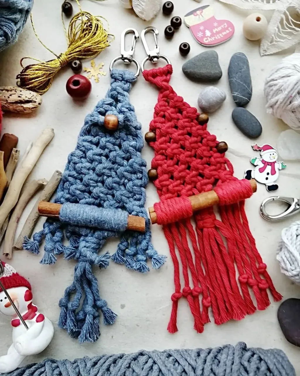 ЁЛКИ И КРАСКИ! 🥰🥰🥰
🎄🎄🎄
Каждый год вдохновенно плету НОВОГОДНИЕ БРЕЛКИ! ♥️
✔️серебристый карабин
✔️палочка корицы
✔️деревянные бусины
🎄
Пишите, сплету для Вас!
. 
150₽, доставка отдельно 🤗🤗🤗

#декор
#челябинск
#южноуральск
#новыйгод
#новогодниеподарки
#макраме
#рукоделие
#подарок
#подарки
#macrame
#macramedecor
#macrameart
#macramedesign
#christmas
#handmade