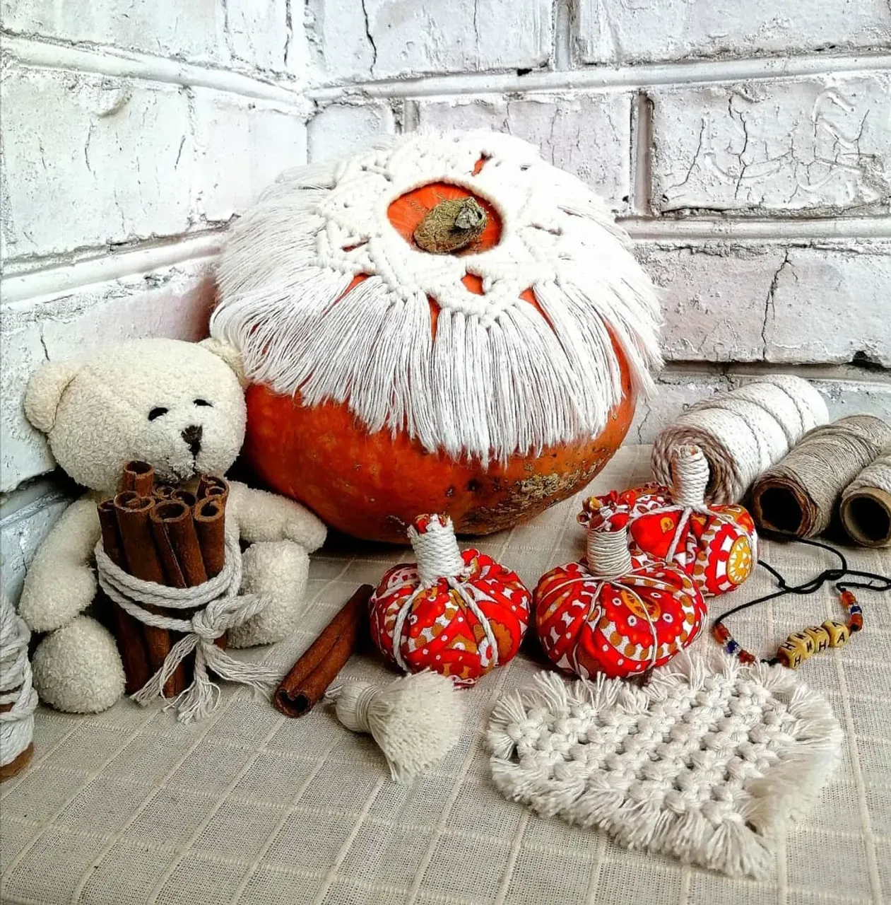 РЫЖЕЕ НАСТРОЕНИЕ))) 🧡🧡🧡
😋
Осень - не повод для грусти)... 🤗
Творчество - тот самый ВОЛШЕБНЫЙ ЭЛИКСИР, 🍵 который даёт нам возможность не унывать, 😆 (ибо уныние - это грех!), который по щепотке вбрасывает в каждый прожитый час радость и теплоту...) 👐👐👐
🧡
ТЫКОВКИ МОИ, - одна натуральная, украшенная ритуальной салфеточкой и три рукотворных, которые я мастерила этой ночью, "хороши, как на подбор"! 🥰🥰🥰
💟💟💟
Салфетка доступна к повтору, пишите, сплету и отправлю быстро!!! ✔️✔️✔️

200₽+доставка, от 3 шт. скидка)))

За идею и вдохновение большое спасибо Энджи @manufactura_

🧡

#сумка
 #сумкамакраме 
#плетенаясумка 
#макраме 
#авоська 
#экосумка 
#macrame 
#бохо 
#бохостиль 
#дизайн
 #рукоделие 
#подарок 
#подарки
#салфеткамакраме
#салфетка
#декор
#экозабота
#тыква
#macrame
#makrame