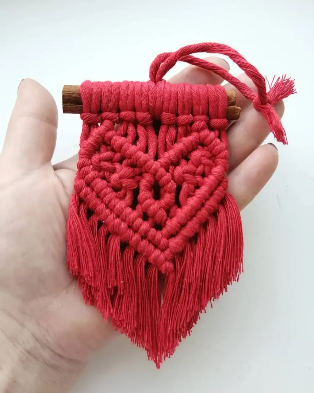 КРАСНОЕ... ♥️♥️♥️
ЦВЕТ любви...
Цвет огня...
Определённо, тема МИНИ-ПАННО на корице получает новый импульс... 😎
Чудесный шпагат от @island_galina_sh
❤️
#панно
#панномакраме
#мaкрамепанно
#декор
#аксессуары
#декор
#экозабота
#эко
#челябинск
#южноуральск
#новыйгод
#новогоднийдекор
#macrame
#macramedecor
#macramestyl
#handmade
#christmas
#angel
#корица
#минипанно
#bohodecor
#bohostyle
#boho
#принцессаспеций