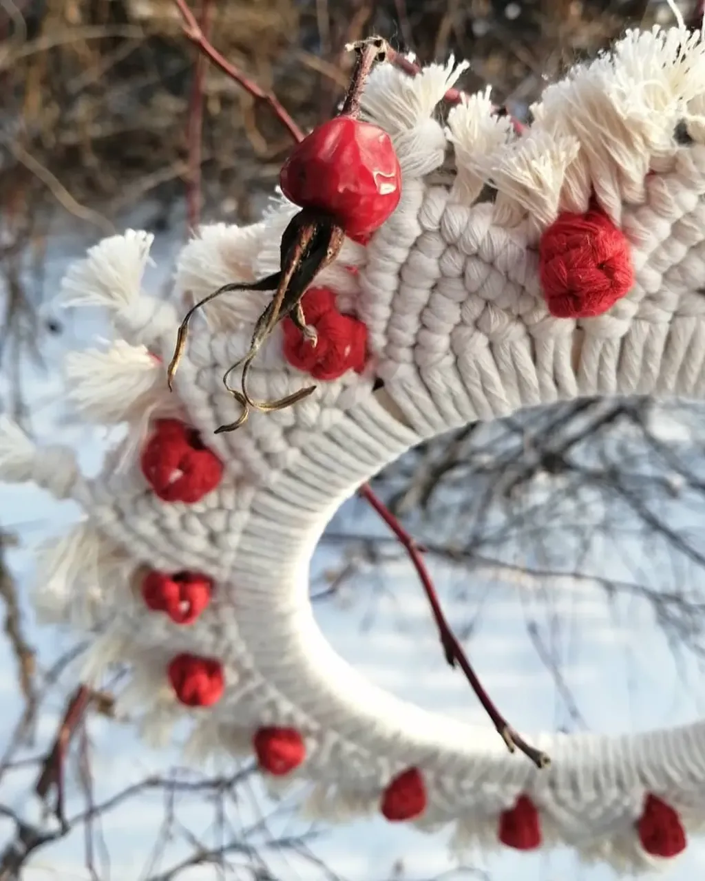 ВЕНОК С ЯГОДКАМИ)))... 🍓🍒🍎
👐
Фотографировала то в компании с шиповником, то с голубой елью, то с крушиной... 😎
Зимнее солнце такое ранне-закатное...
🧭🔆🔆🔆
Пока снимала, меняя локацию, - лучи стали желтоватыми, когда уже не молоко, а сгущёнка)))... 😊
Отличный шпагат от @island_galina_sh
Широкая деревянная основа)
👌👌👌
🎄
#декор
#бохо
#хюгге
#панно
#панномакраме
#уютныйдом
#уютности
#уютвдоме
#экозабота
#эко
#челябинск
#южноуральск
#макраме
#рукоделие
#подарок
#подарки
#рождество
#подарокнановыйгод
#macrame
#handmade
#christmas
#bohostyle
#boho
#decormacrame
#macramestyl