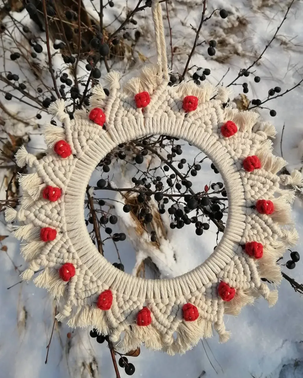 ВЕНОК С ЯГОДКАМИ)))... 🍓🍒🍎
👐
Фотографировала то в компании с шиповником, то с голубой елью, то с крушиной... 😎
Зимнее солнце такое ранне-закатное...
🧭🔆🔆🔆
Пока снимала, меняя локацию, - лучи стали желтоватыми, когда уже не молоко, а сгущёнка)))... 😊
Отличный шпагат от @island_galina_sh
Широкая деревянная основа)
👌👌👌
🎄
#декор
#бохо
#хюгге
#панно
#панномакраме
#уютныйдом
#уютности
#уютвдоме
#экозабота
#эко
#челябинск
#южноуральск
#макраме
#рукоделие
#подарок
#подарки
#рождество
#подарокнановыйгод
#macrame
#handmade
#christmas
#bohostyle
#boho
#decormacrame
#macramestyl