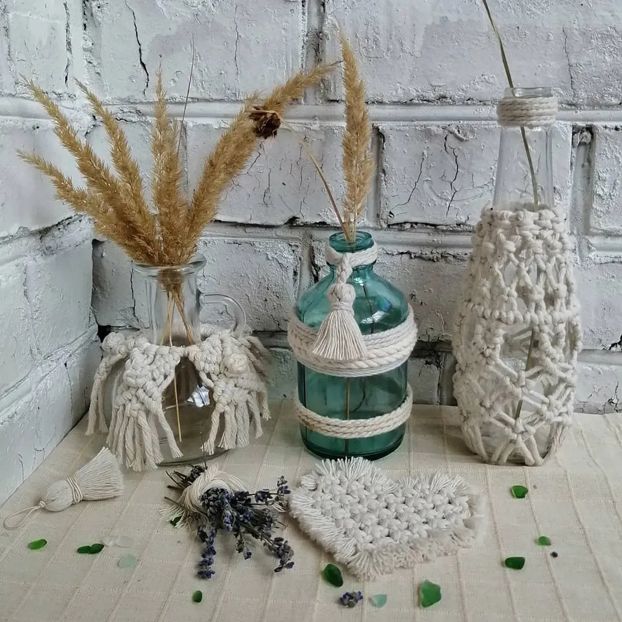 БЛАГОРОДНОЕ СОБРАНИЕ... 🤗
Точнее, облагороженное) 😋😋😋

В продолжение предыдущего поста...)
Вот они, три Золушки, каждая со своей историей) 😊
ПОЧЕМУ Золушки? 🤔
Ну, потому, что это был мусор, по большому счету!))) 😑
Но не для нас, конечно!!!
Столь полюбившийся многим лазурный флакон 💙 был выброшен после того, как аммиак использовали для борьбы с вредителями на огороде, на пробке была выпуклая надпись "РЕАХИМ" 😊
Кувшинчик из-под бальзама, флакон из-под питьевой воды из Черногории вернулся в чемодане: опять не поднялась рука избавиться от него.. 🙈🙈🙈
Мне очень нравится преображать различные ёмкости, собралась уже коллекция))) 💟💟💟

И ещё, немного спонтанно, - это уголок нового фотофона, давно собиралась попробовать🤔

Как вам? 🥰🥰🥰

❤️🧡💙💛
#декордлядома
#макрамевинтерьере
#macrameart
#macramedesign
#macramedecor
#macramestyl
#decormacrame
#macramestyl
#макраменазаказ
#декормакраме
# macramerussia
#декорсвоимируками
#челябинск
#макрамечелябинск
#macramedecorcotton
#макрамеваза